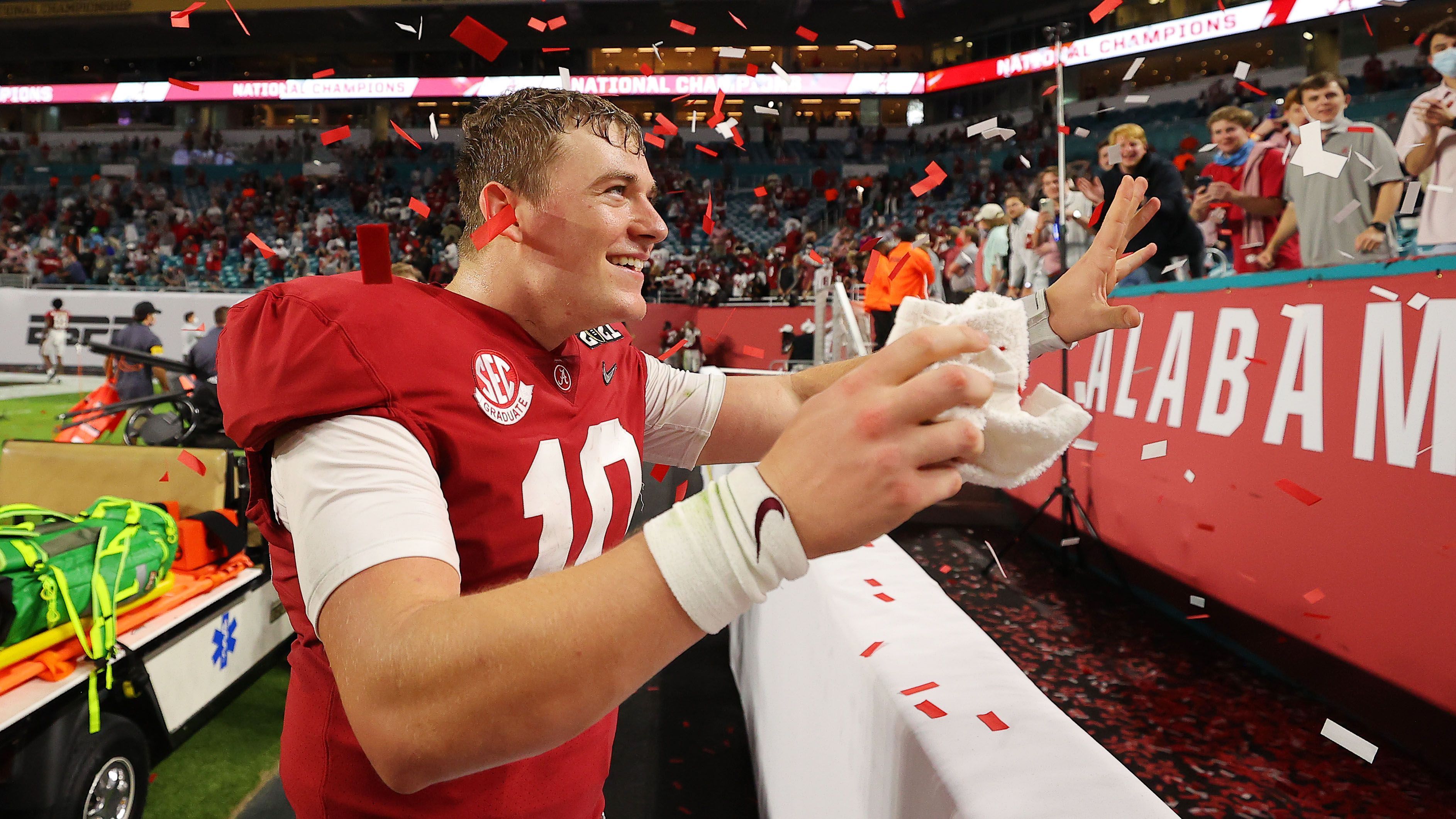 
                <strong>Quarterback Mac Jones (Alabama)</strong><br>
                Der Quarterback der Alabama Crimson Tide hat seine starke Saison mit einer Monster-Performance im College-Football-Finale abgerundet. Jones warf für 464 Yards und fünf Touchdowns und stellte damit einen neuen Final-Rekord auf. Erst im Vorjahr erzielte der spätere First-Overall-Pick, Joe Burrow, beim Sieg seiner LSU Tigers 463 Yards und ebenfalls fünf Touchdowns. Jones brachte insgesamt 36 seiner 45 Pässe an und entschied das Quarterback-Duell mit Ohios Justin Fields (17/33, 194 Yards, 1 TD) deutlich für sich. Als Junior könnte der 22-Jährige auch in der kommenden Saison für Alabama spielen. Sehr wahrscheinlich wird sich Jones aber für den anstehenden NFL-Draft anmelden und somit zum Profi werden.
              