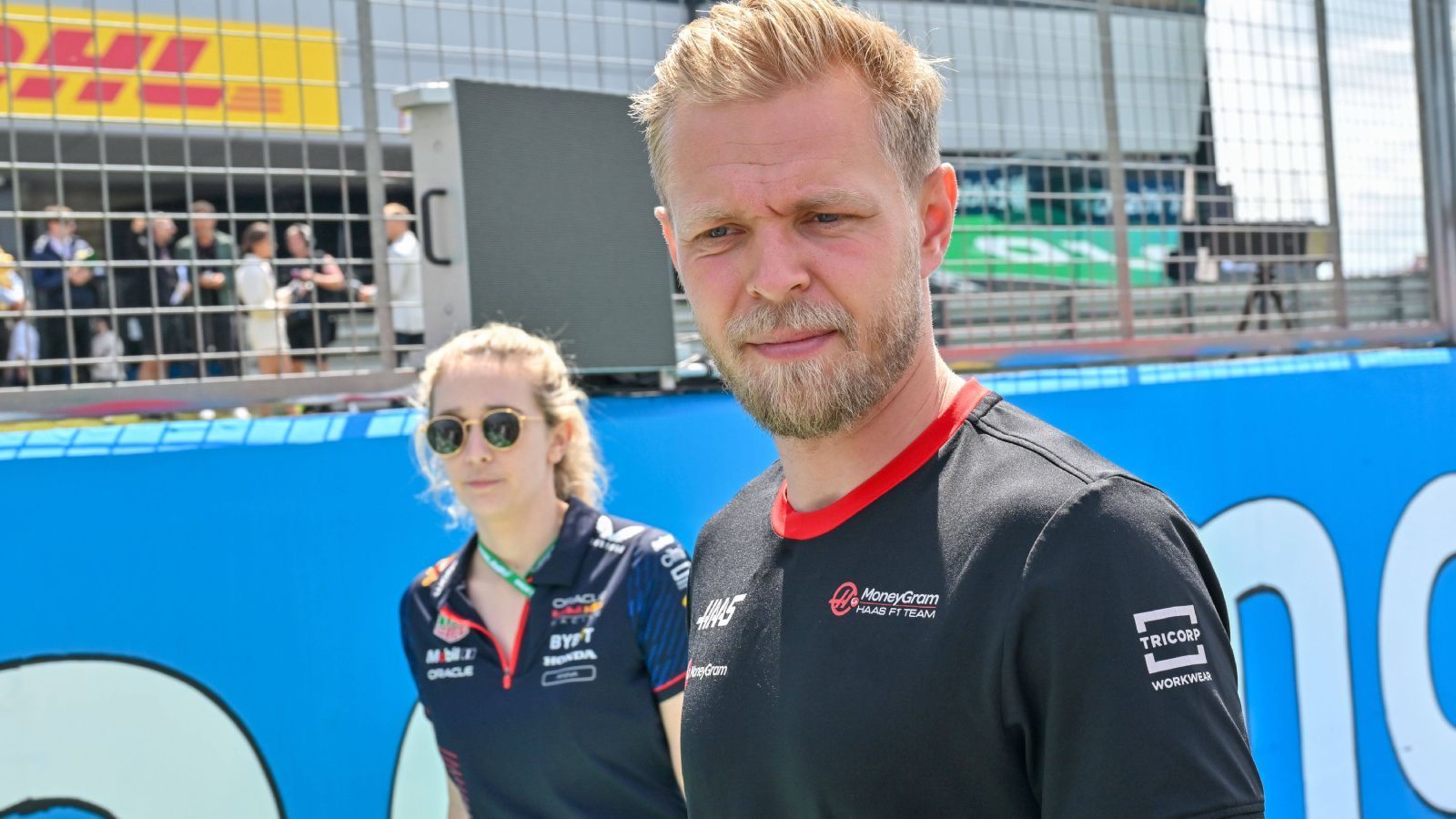 
                <strong>Kevin Magnussen (Haas)</strong><br>
                Ebenfalls selten mit Ruhm bekleckert hat sich Kevin Magnussen im Haas. Performte er vergangenes Jahr wenigstens ein Stück besser als Mick Schumacher in einem soliden Haas-Auto, kommt er in dieser Saison nur selten an die Punkteplätze heran. Wenn Teamchef Günther Steiner tatsächlich kein persönliches Problem mit Schumacher hat, wie er beteuert, und die selben Maßstäbe beim Dänen anlegt, dann steht sein Sitz in Frage.
              