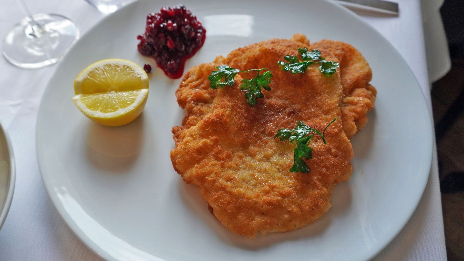 Wiener Schnitzel mit Gurkensalat und spicy Preiselbeeren