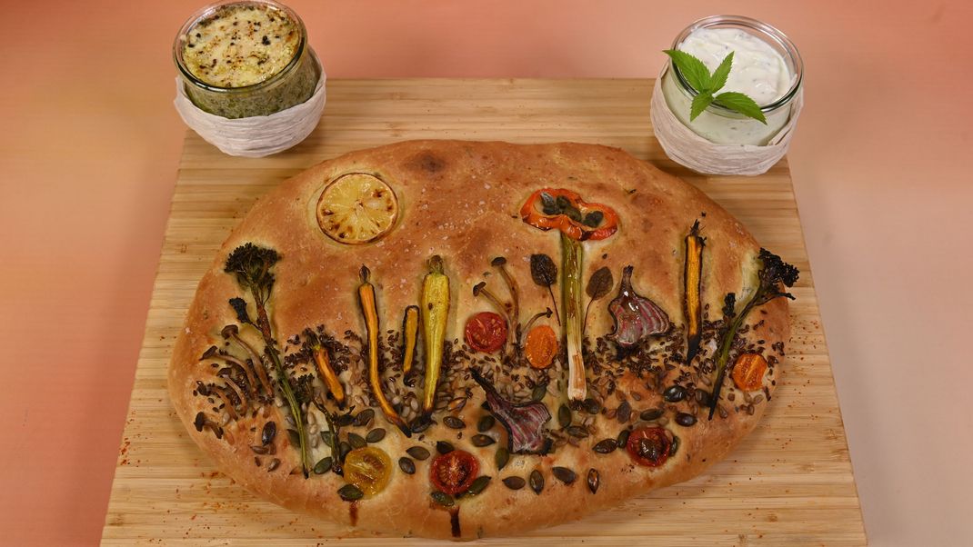 Zitronenthymian-Focaccia mit Artischocken-Spinat-Dip und Zaziki-Dip