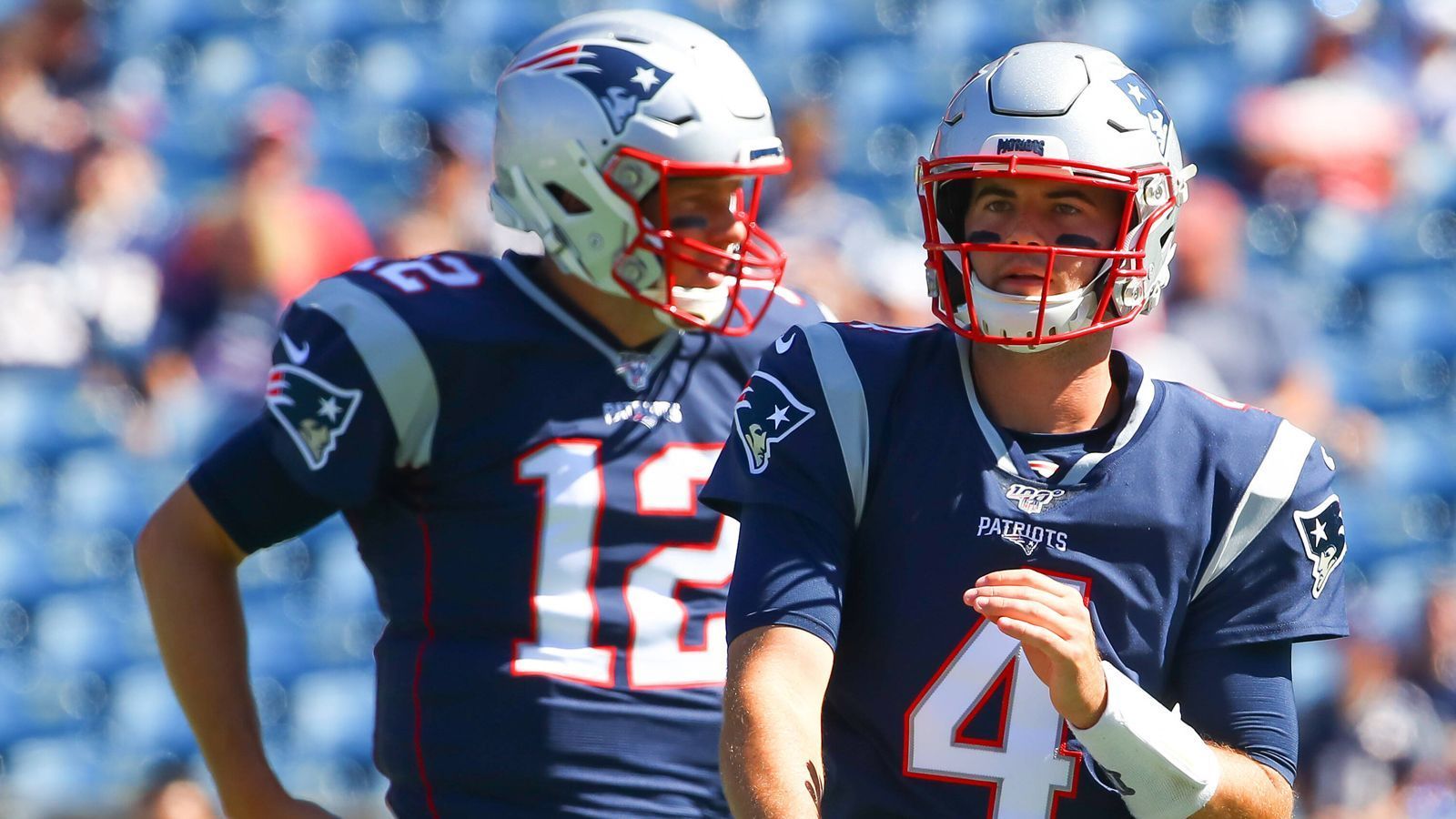 
                <strong>Jarrett Stidham: Ist er Tom Bradys Nachfolger?</strong><br>
                Als Backup-Quarterback von Tom Brady hat man die Diskussionen eigentlich durch. Zumindest hat man sie schon mal mitgemacht. Jarrett Stidham war also klar, dass es so kommen würde, wenn Tom Brady ernst macht. Brady machte in dieser Woche ernst und verließ die New England Patriots. Und Stidham steht nun mit auf der Liste der möglichen Nachfolge-Kandidaten. ran.de stellt ihn vor.
              