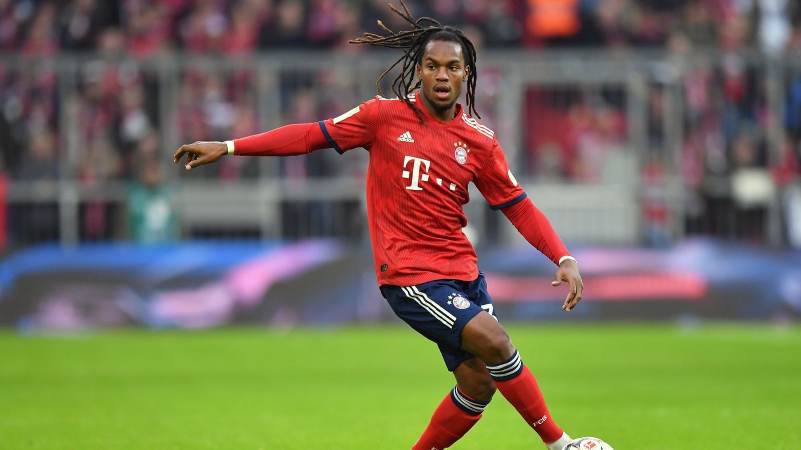 
                <strong>Renato Sanches</strong><br>
                Der mit Abstand teuerste Teenager-Transfer, den sich der FC Bayern in seiner Vereinshistorie leistete, war jener von Renato Sanches im Sommer 2016. Damals gab der Rekordmeister kolportierte 35 Millionen Euro für den frischgebackenen Europameister aus - eine Summe, die sich bislang noch nicht bezahlt gemacht hat. Auch in seinem dritten Vertragsjahr wartet der 21-Jährige noch auf seinen Durchbruch, war in der Vorsaison schon (eher erfolglos) an Swansea verliehen. Zwar durfte der Portugiese in der laufenden Bundesliga-Saison schon zwölf Mal ran, das waren aber zumeist nur Kurzeinsätze (476 Minuten). Im Januar hätte der Mittelfeldspieler wohl zu Paris St. Germain wechseln können, doch die Bayern gaben das einstige Teenager-Juwel trotz dessen Reservistenrolle nicht frei. Sanches' Vertrag läuft noch bis 2021.
              