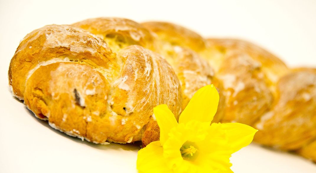 Gleiches Rezept, andere Optik: Der Hefezopf unterscheidet sich nur durch seine Form vom Osterkranz.