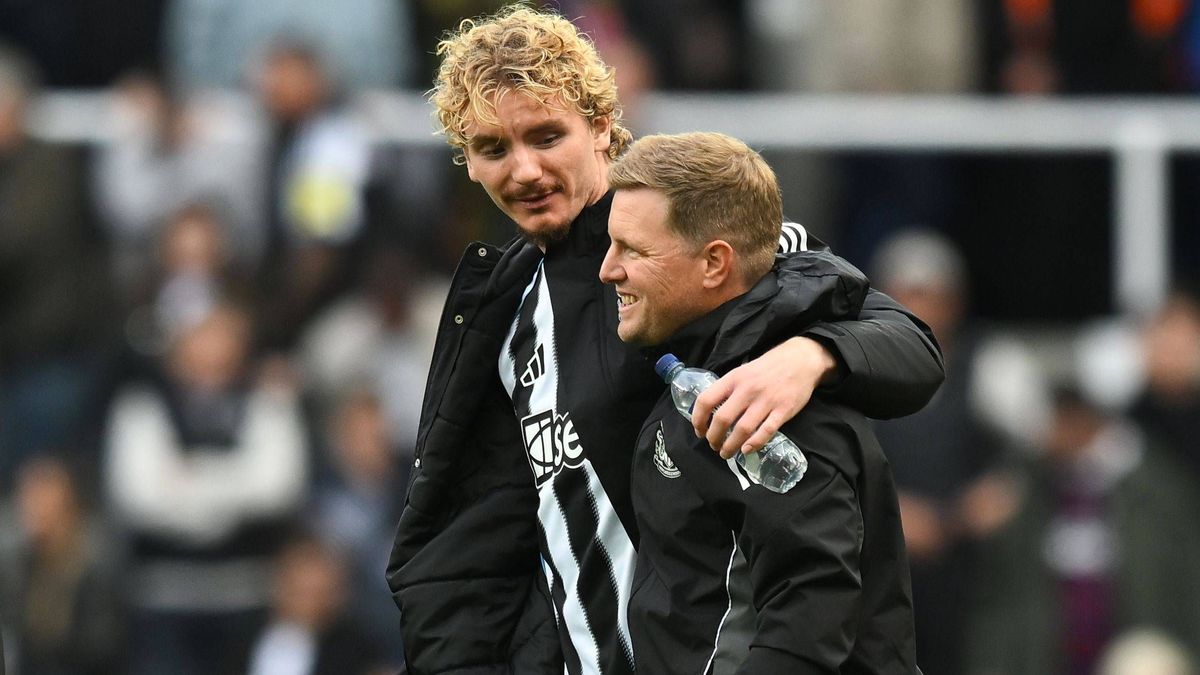 Nick Woltemade of Newcastle United (left) and Eddie Howe manager of Newcastle United Newcastle United v Wolverhampton Wanderers, Premier League, Football, St James Park, Newcastle, UK - 13 Sept 202...