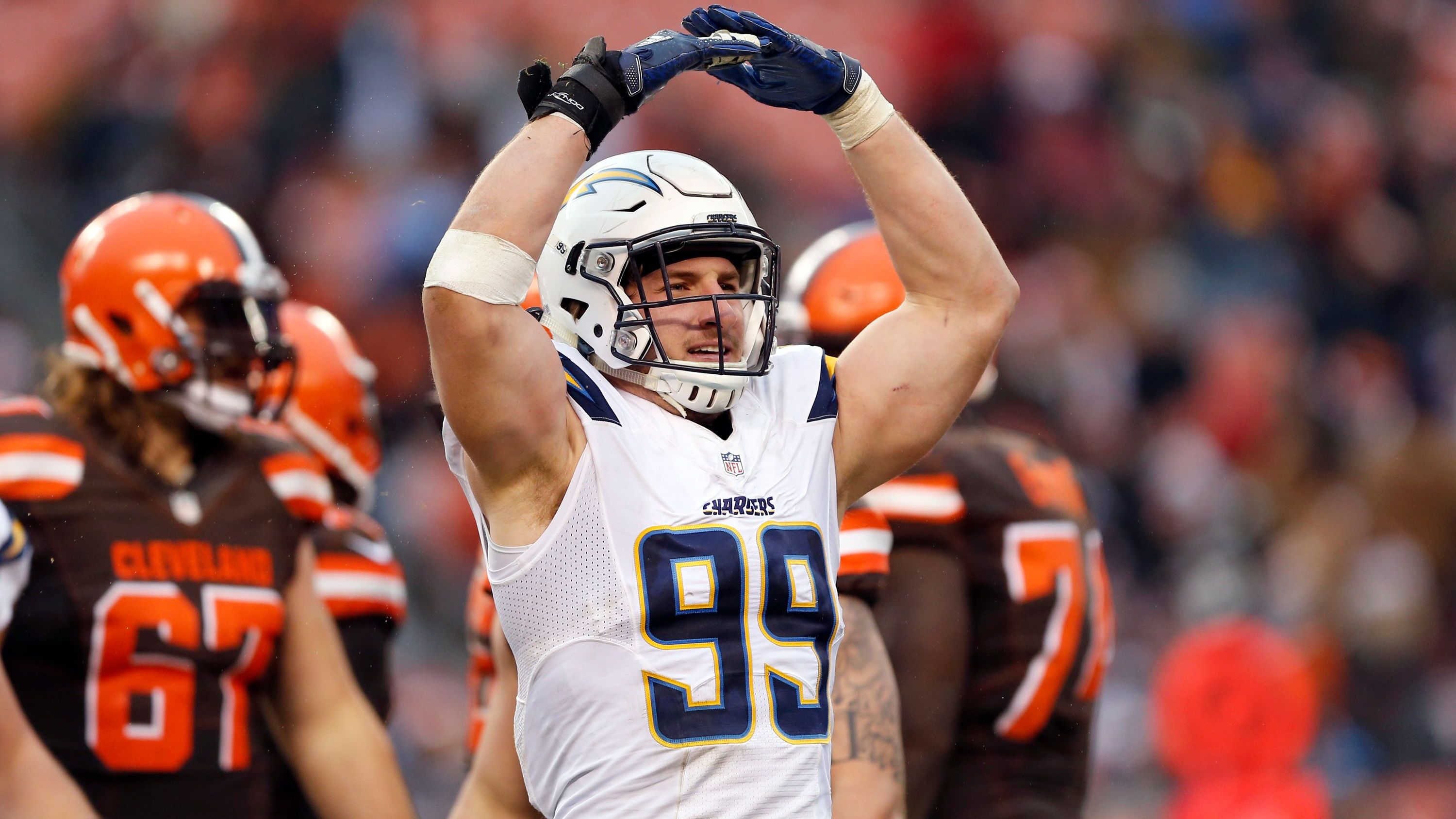 <strong>16. Platz: Joey Bosa (2016, Los Angeles Chargers)</strong><br>Erzielte 10,5 Sacks in nur zwölf Spielen, stellte seine herausragenden Pass-Rushing-Fähigkeiten unter Beweis und wurde als Defensive Rookie of the Year geehrt.