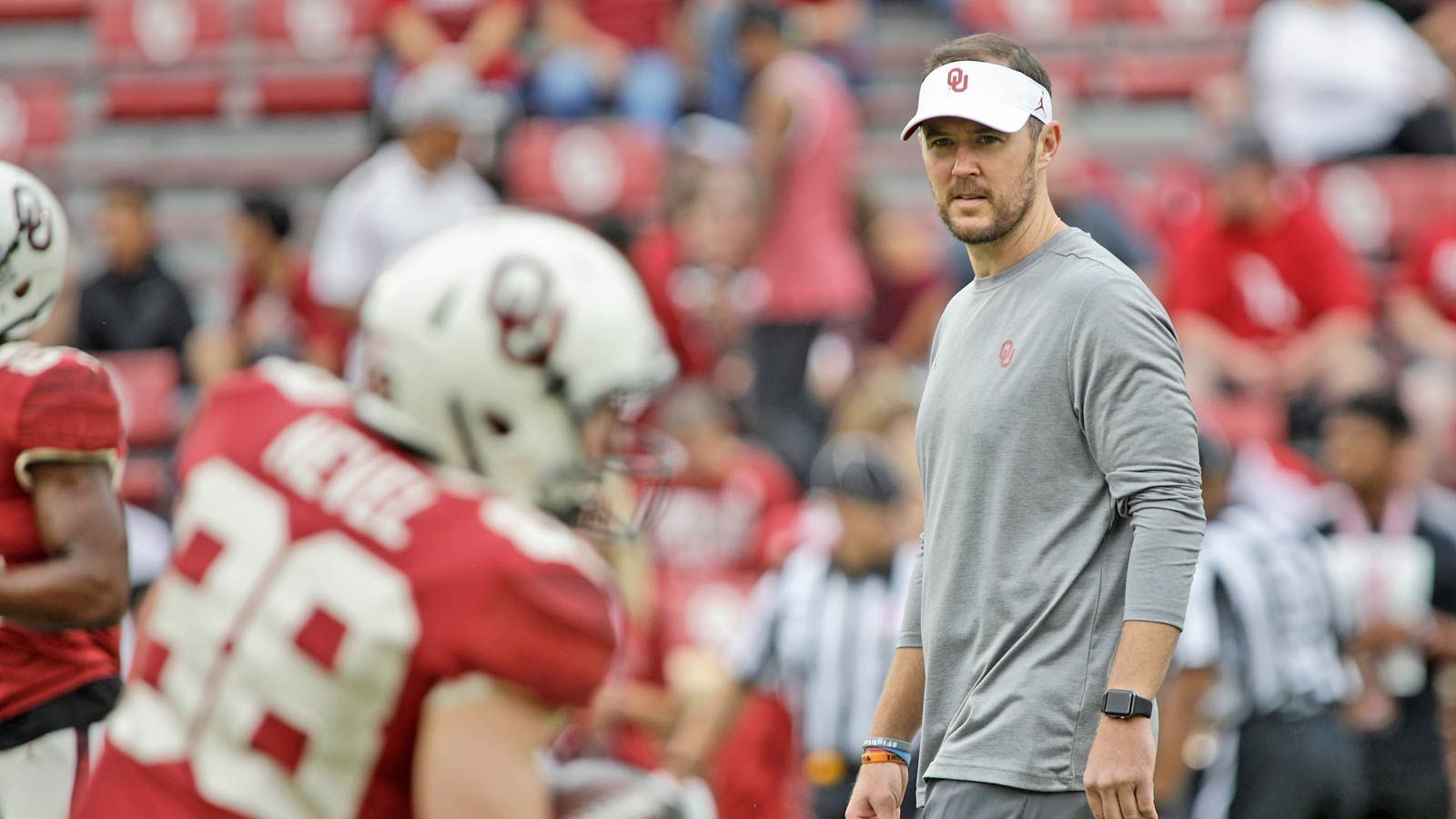 
                <strong>Lincoln Riley (Head Coach Oklahoma Sooners)</strong><br>
                Sobald ein Job als Head Coach in der NFL zu vergeben ist, wird automatisch der Name Lincoln Riley genannt. Auch er gehört mit seinen 35 Jahren zur jungen Garde, macht sich aktuell als Head Coach am College einen Namen und führte Oklahoma in zwei Jahren zu einer 24:3-Bilanz. Riley steht für kreatives und mutiges Playcalling. Also genau das, was die Packers zuletzt vermissen ließen.
              