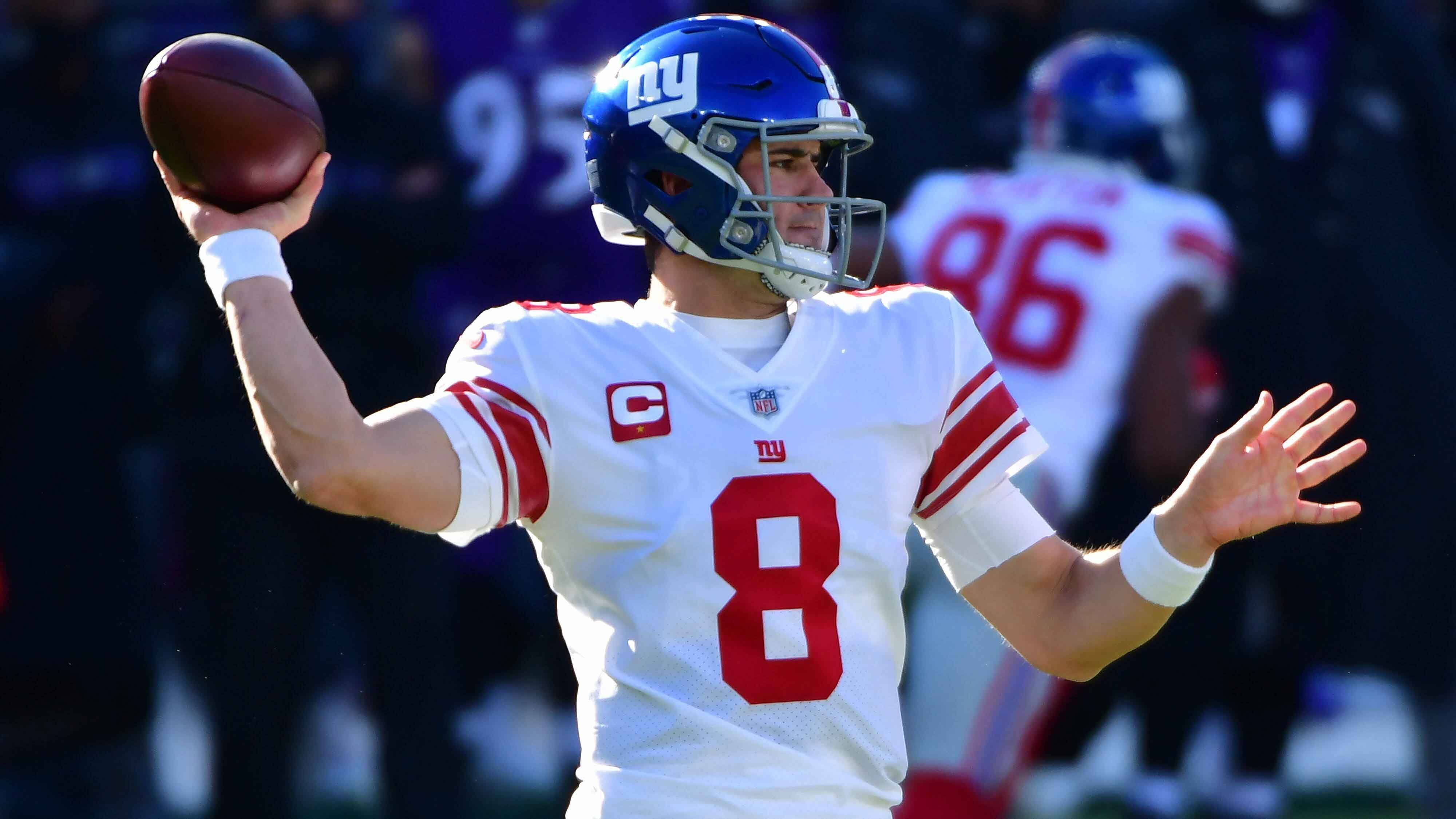 
                <strong>Daniel Jones (24, New York Giants)</strong><br>
                Jetzt zählt es für Daniel Jones! Der Quarterback der New York Giants muss diese Saison liefern, nachdem ihm seine Franchise in Draft und Free Agency etliche Waffen zur Verfügung gestellt hat. Sollte Jones dem nicht gerecht werden, könnten sich die Giants zur kommenden Saison nach einer anderen Lösung auf der Quarterback-Position umschauen.
              