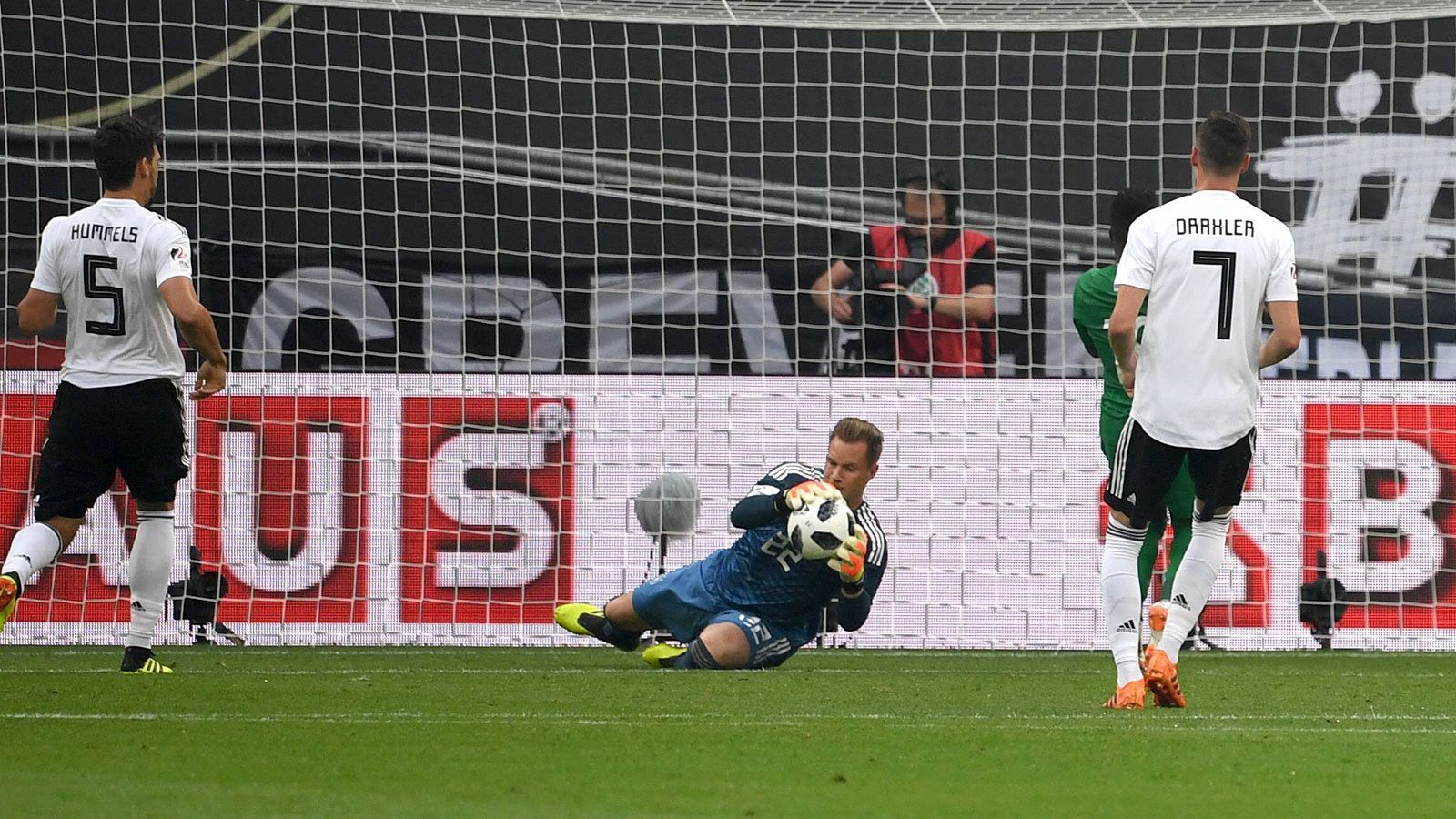 
                <strong>Marc-André ter Stegen</strong><br>
                Bekommt nicht viele Chancen, um sich in den zweiten 45 Minuten auszuzeichen. Hält in der 84. Minute den Foulelfmeter, ist aber beim Nachschuss ohne Chance, da seine Hinterleute mehrheitlich schlafen. ran-Note: 2
              