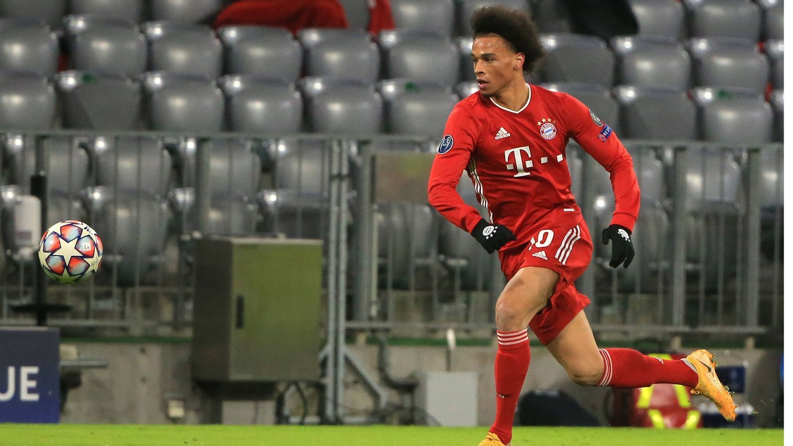 
                <strong>Leroy Sane</strong><br>
                In der 69. Minute für Gnabry eingewechselt. Sorgt auch gleich für Gefahr, als er eine Minute später zum ersten Abschluss kommt. In der Schlussphase mit vereinzelt sehenswerten Aktionen. Kann aber auch nichts daran ändern, dass die Bayern in den Verwaltungsmodus schalten. Defensiv mit zu wenig Biss, so dass der VfB tatsächlich in der 85. Minute fast noch zum Ausgleich kommt. ran-Note: 3
              