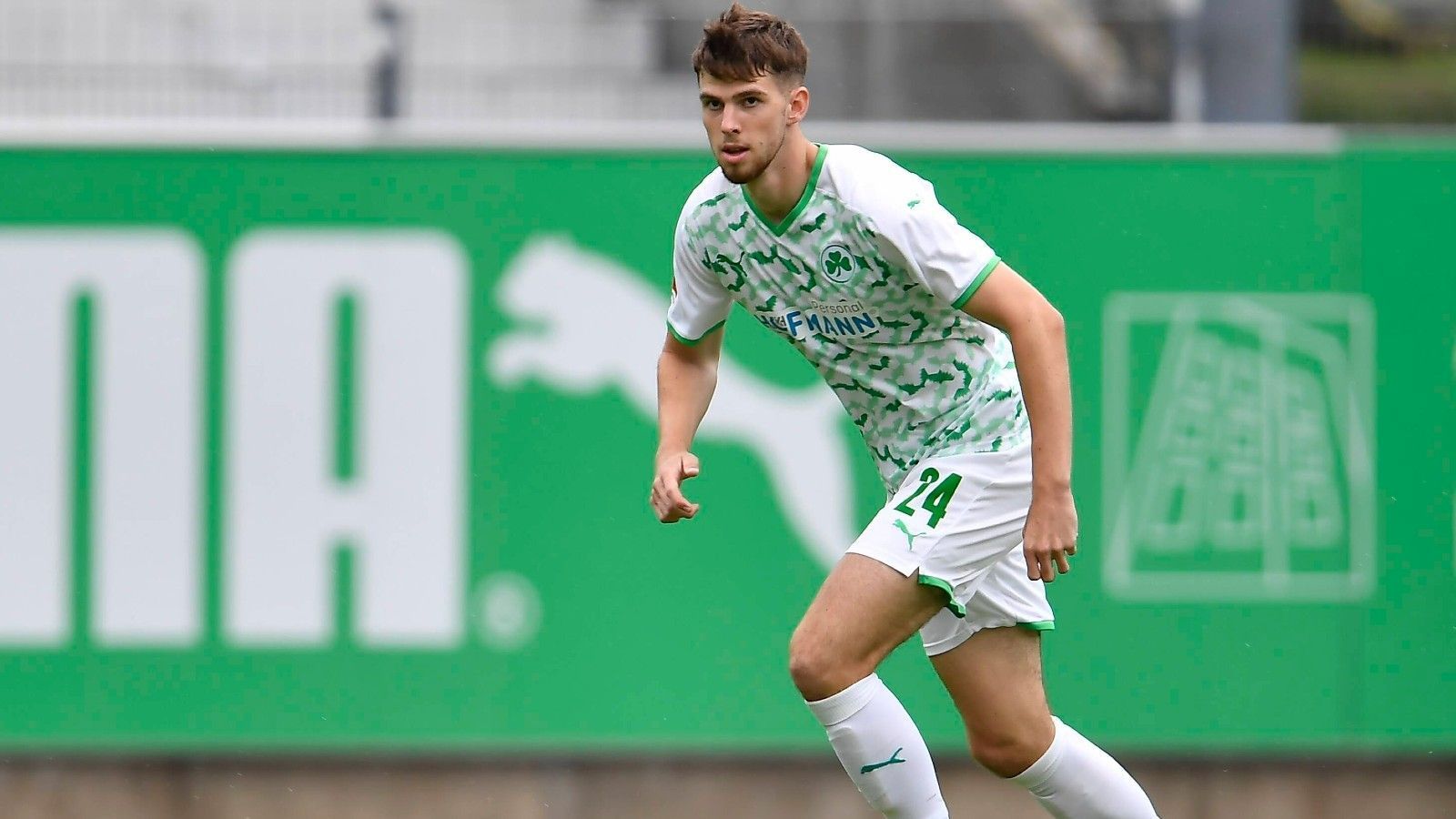 
                <strong>Anton Stach (1. FSV Mainz 05)</strong><br>
                Bei den Olympischen Spielen in Tokio ging es für Anton Stach und das deutsche Team nicht über die Vorrunde hinaus, nach Olympia steht für den 22-Jährigen nun eine große Veränderung an. Der Mittelfeldspieler wechselt von Greuther Fürth zu Mainz 05, das gab der Aufsteiger bekannt. "Anton hat bei uns eine super Entwicklung genommen, die natürlich nicht verborgen geblieben ist. Er wollte jetzt auch direkt noch den nächsten Schritt gehen und da die Rahmenbedingungen dafür jetzt ein für uns sehr gutes Niveau erreicht haben, haben wir dem Transfer zugestimmt", so Geschäftsführer Sport Rachid Azzouzi. Stach kam vor der vergangenen Saison vom Regionalligateam des VfL Wolfsburg nach Franken und wurde dort zum U21-Nationalspieler, mit der Auswahl gewann er im Juni die Europameisterschaft. In Mainz erhält er einen Dreijahresvertrag mit Option auf ein weiteres Jahr, im Raum steht eine Ablösesumme von rund 3,5 Millionen Euro.
              