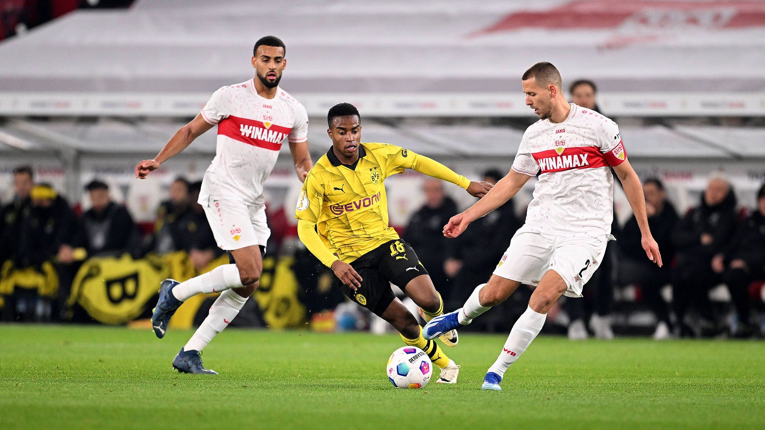 <strong>Youssoufa Moukoko</strong><br>Moukoko: Muss bereits in der 24. Minute ausgewechselt werden. Tritt bis dahin in einer zurückhaltenden BVB-Mannschaft kaum in Erscheinung, hat nur zwei Ballkontakte. <strong><em>ran</em>-Note: 5</strong>