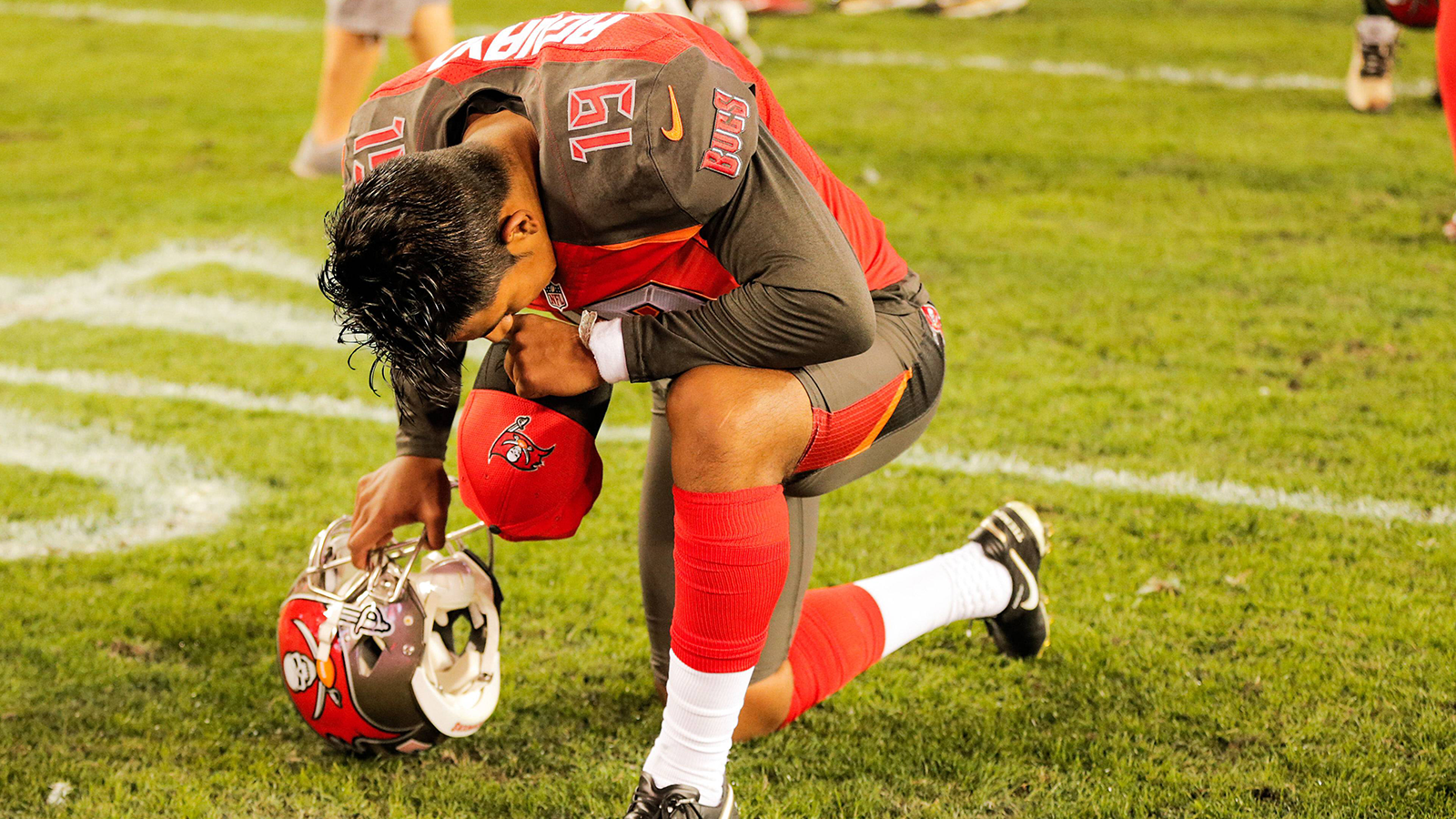 
                <strong>Roberto Aguayo (Tampa Bay Buccaneers)</strong><br>
                Aguayo vergab in seiner Rookie-Saison reihenweise FGs und PATs. Sein Absturz vom besten Kicker der College-Geschichte zum schlechtesten Kicker der NFL (71 Prozent, 22 von 31 getroffen) dauerte nur weniger als ein Jahr. Nach kurzen Auftritten bei den Bears, den Panthers, den Chargers und den Patriots ist er nun seit 2021 ohne Team.
              