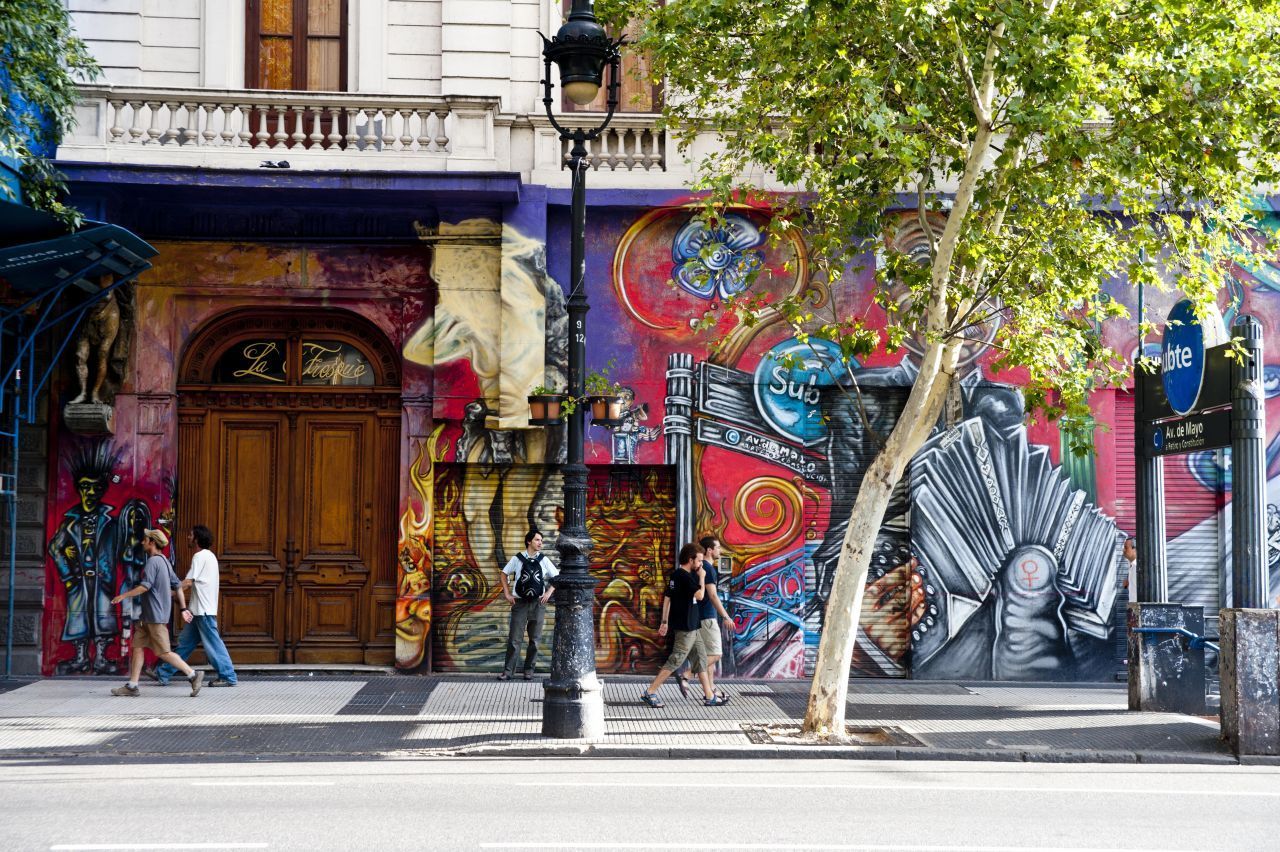3. Street-Art entdecken. Kunstvoll bemalte Haus-Fassaden gehören zu den Straßen von Buenos Aires wie die Empanadas (gefüllte Teigtaschen) zur argentinischen Küche. Geführte Touren bietet graffitimundo.com an. Auf den Spaziergängen durch die Stadt wird die "außergewöhnliche Geschichte" der urbanen Kultur-Szene enthüllt. Zu sehen sind Werke von (lokalen) Künstler:innen wie Cabaio, Elian Chali, Georgina Ciotti, Dario Suarez aka 