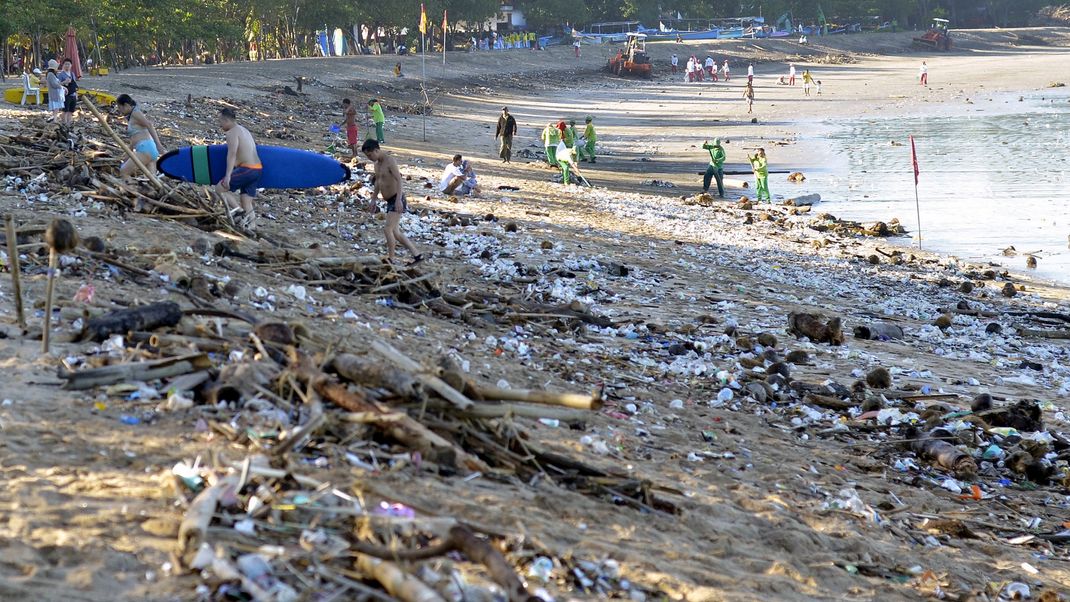 Bali: Müll, wohin das Auge reicht. Hier der einstige Traumstrand Kuta Beach.