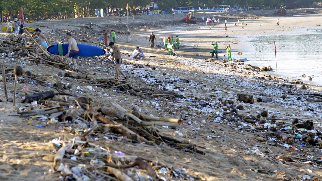 Bali: Müll, wohin das Auge reicht. Hier der einstige Traumstrand "Kuta Beach".