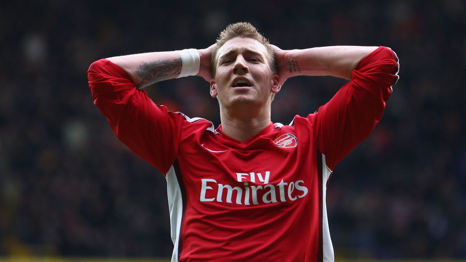 
                <strong>Ohne Hose im Nachtclub</strong><br>
                April 2009: Ausgerechnet vor dem wichtigen Halbfinal-Rückspiel in der Champions League gegen Manchester United wird Bendtner mit offenem Gürtel und einer heruntergelassenen Hose beim Verlassen eines Nachtklubs fotografiert. Nach der 0:1-Niederlage im Hinspiel verlieren die "Gunners" das Rückspiel mit 1:3 und scheiden aus. Bendtner kommt als Einwechselspieler zum Einsatz.
              