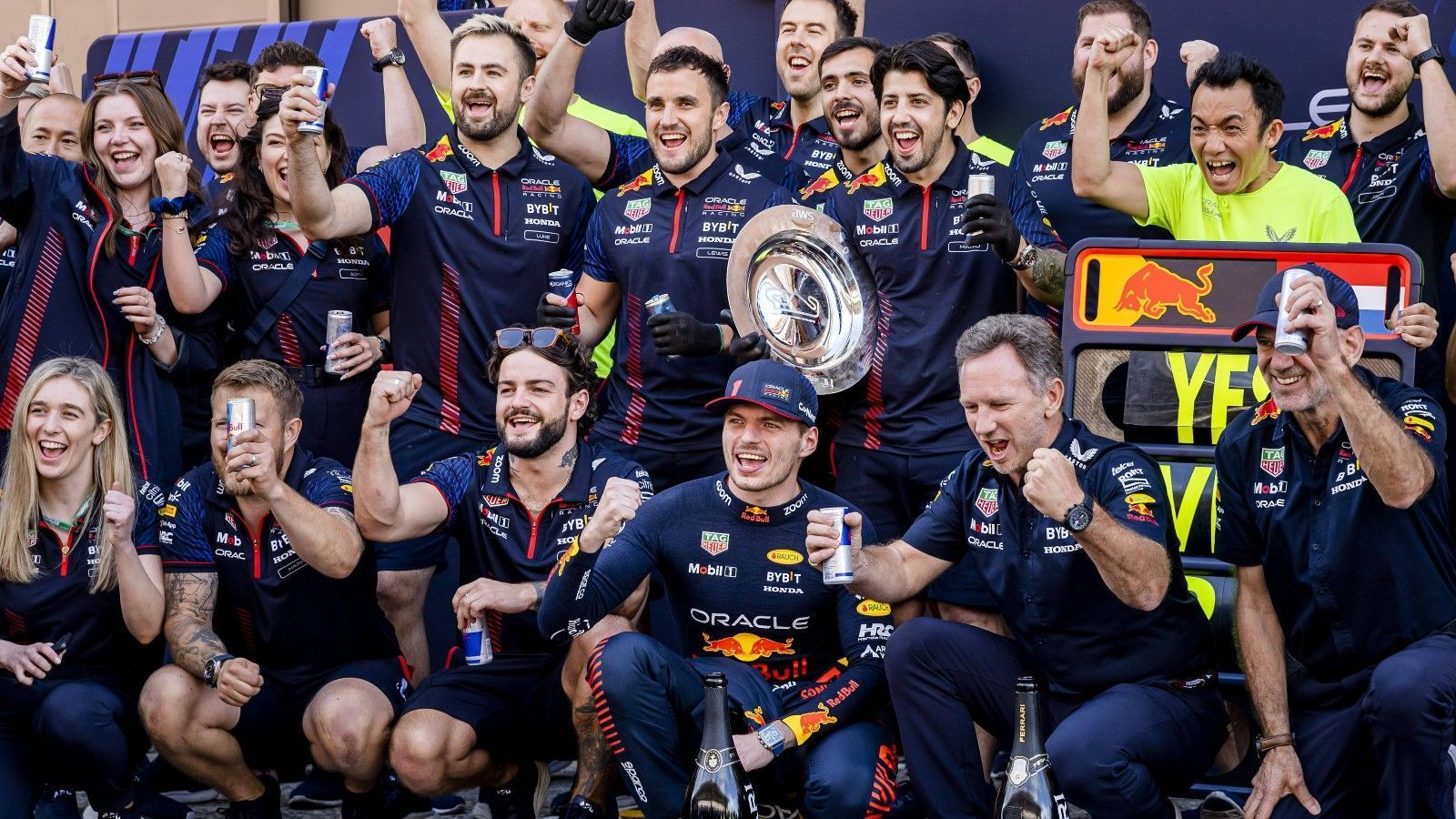 
                <strong>Gewinner: Red Bull</strong><br>
                Misserfolg kennt dieses Team nur noch vom Hörensagen. Sieben Rennen sind in der Saison 2023 absolviert, sieben Mal stand am Ende ein Red-Bull-Pilot ganz oben auf dem Podest. In Barcelona, zum nun fünften Mal in diesem Jahr, Max Verstappen. Eine andere Zahl drückt die Dominanz noch deutlicher aus. 417 Rennrunden gab es in den bisherigen Rennen, in 401 davon führte ein Red Bull. Verstappen baut seine Führung in der WM-Wertung weiter und weiter aus, dank ihm und dem viertplatzierten Sergio Perez gilt dies auch für die Teamwertung.
              