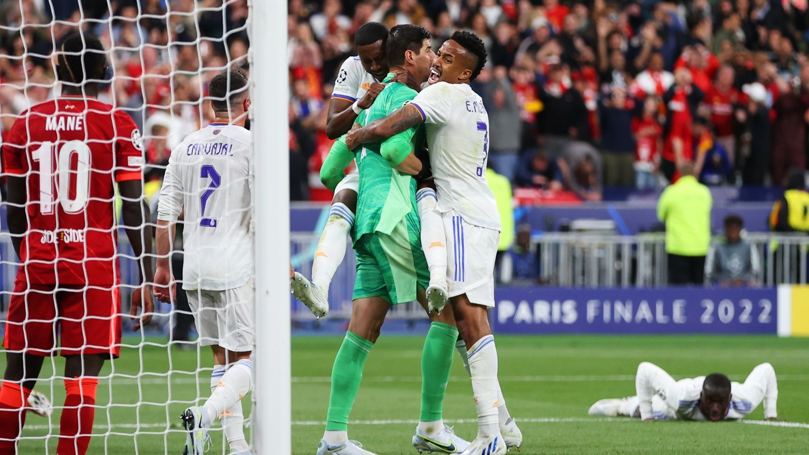 
                <strong>Courtois, Mane, Kroos und Co.: Star-Watch beim Champions-League-Finale</strong><br>
                Vinicius Junior mag das entscheidende Tor im Finale der Champions League geschossen haben. Das Spiel gewinnt aber Torwart Thibaut Courtois für Real Madrid. Er ist der herausragende Spieler beim Gewinn der Königsklasse. ran hat sich die Top-Stars beider Mannschaften genauer angeschaut.
              