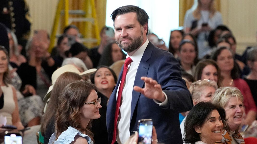 Der US-Vizepräsident JD Vance (Bild) könnte am Wochenende mit dem neuen Pontifex zu einem Gespräch zusammenkommen. (Archivbild)