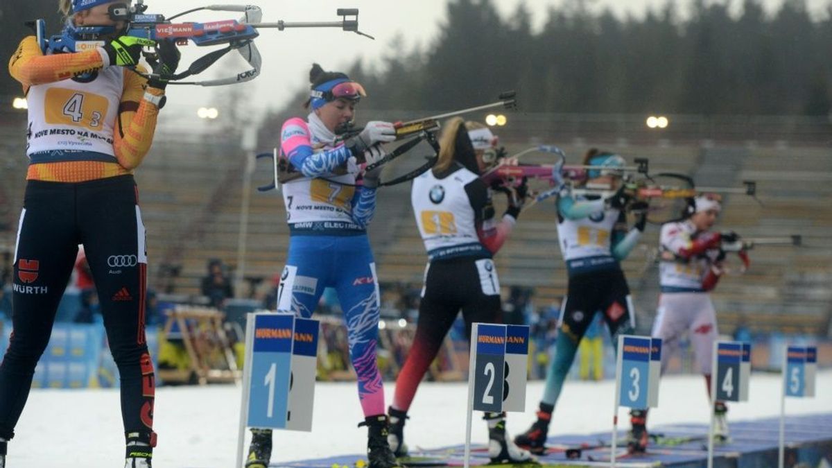 Franziska Preuß (l.) am Schießstand