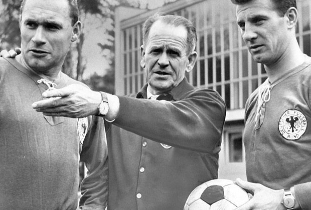 
                <strong>WM 1962</strong><br>
                Die DFB-Elf in Chile. Sepp Herberger erklärt die deutschen Ausweichtrikots. Das Modell "Schlafanzug" brachte keinen Erfolg: Seine Mannschaft flog im Viertelfinale aus dem Turnier.
              