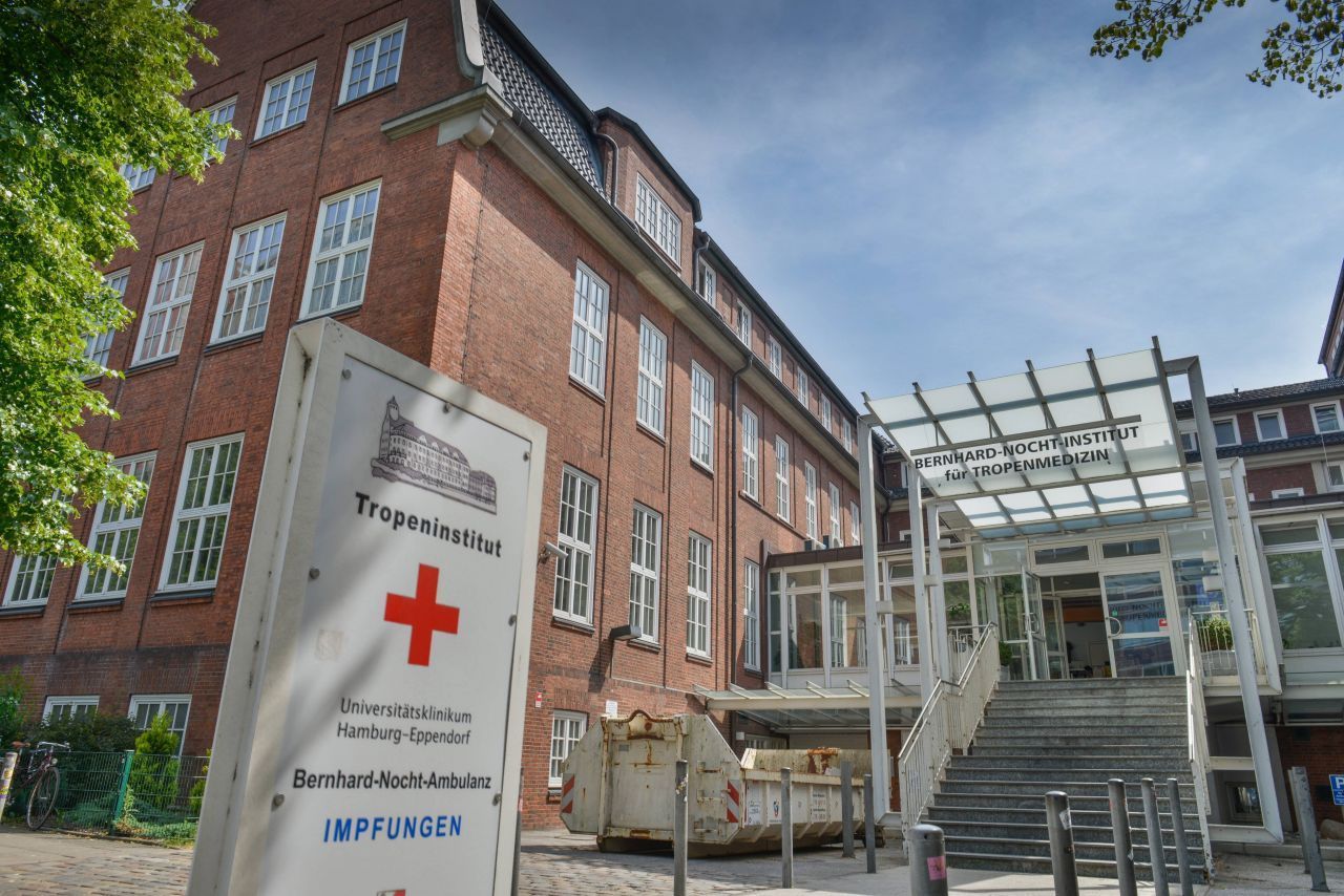Das Bernhard-Nocht-Institut für Tropenmedizin in Hamburg ist das größte seiner Art. Es beschäftigt rund 250 Mitarbeiter. Aktuelle Forschungsschwerpunkte sind zum Beispiel Malaria und Fieberviren wie das Ebola-, Lassa- oder Krim-Kongo-Virus.