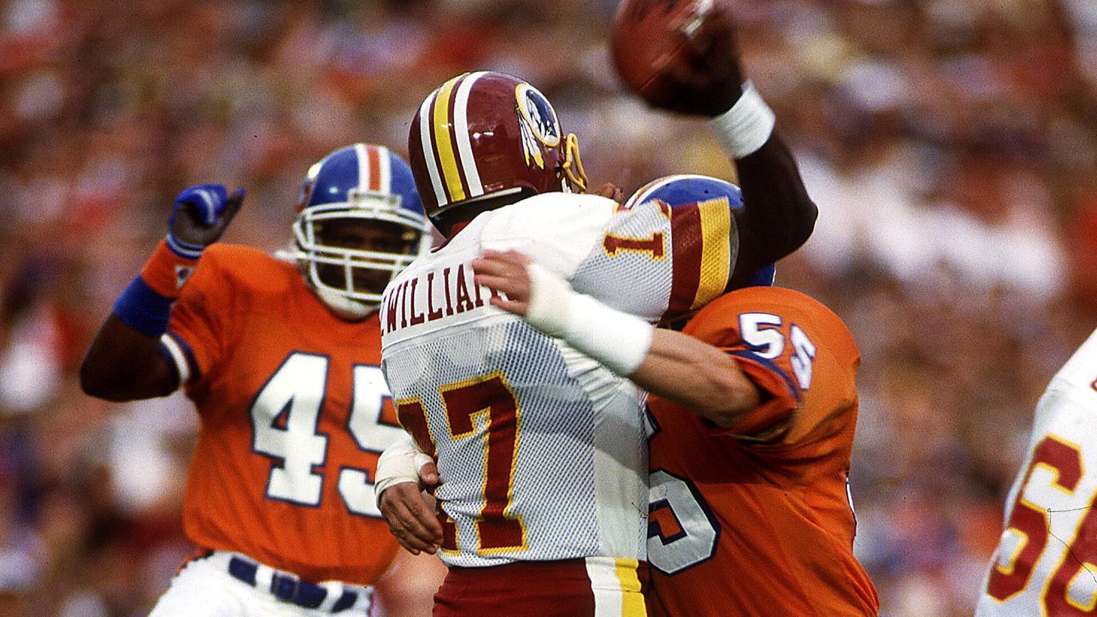 
                <strong>Doug Williams führt Washington Redskins zum Super-Bowl-Triumph</strong><br>
                Im Super Bowl XXII stehen sich die Denver Broncos und die Washington Redskins gegenüber. Quarterback bei den Redskins ist Doug Williams - ein Afroamerikaner. Er ist der erste Farbige, der sein Team zum Sieg im Super Bowl führt. Und Williams hält mit vier Touchdowns im zweiten Viertel immer noch einen Rekord. Die Redskins überrollen die Broncos dank der 35 Punkte im zweiten Spielabschnitt am Ende mit 42:10.
              