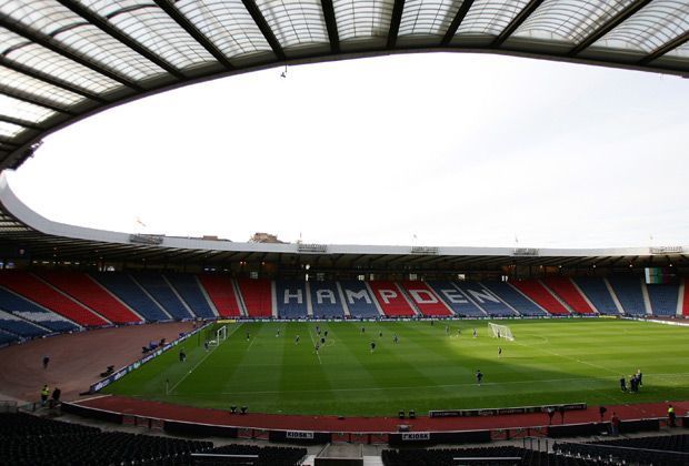 
                <strong>Hampden Park Glasgow (Schottland)</strong><br>
                Das Stadion verfügt über eine Kapazität von 51.472 Plätzen und wurde zwischen 1994 und 2013 immer wieder modernisiert. 2002 ging hier das Finale der Champions League über die Bühne. Hier finden drei Vorrundenspiele und ein Achtelfinale statt.
              
