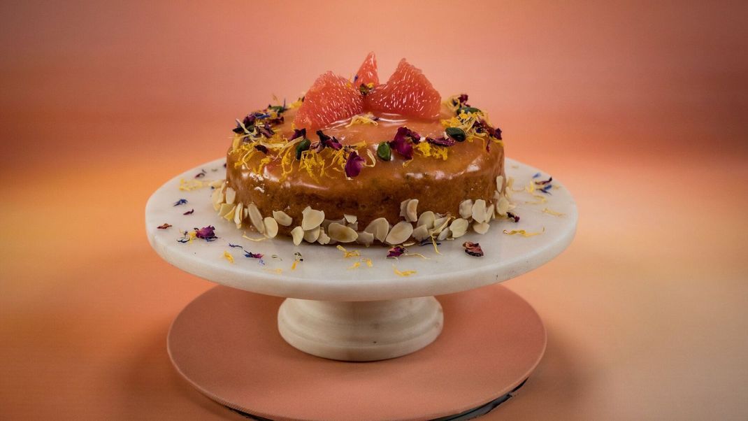 Polenta-Poke Cake mit Pistazien und Grapefruit-Guss