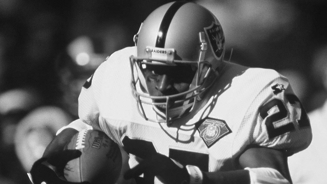 13 NOV 1994:  LOS ANGELES RAIDERS'' RUNNING BACK CALVIN JONES GAINS YARDAGE AGAINST THE LOS ANGELES RAMS DURING THE FIRST HALF AT ANAHEIM STADIUM IN ANAHEIM, CALIFORNIA.  THE RAIDERS WON 20-17. Mandatory Credit: Matthew Stockman/ALLSPORT