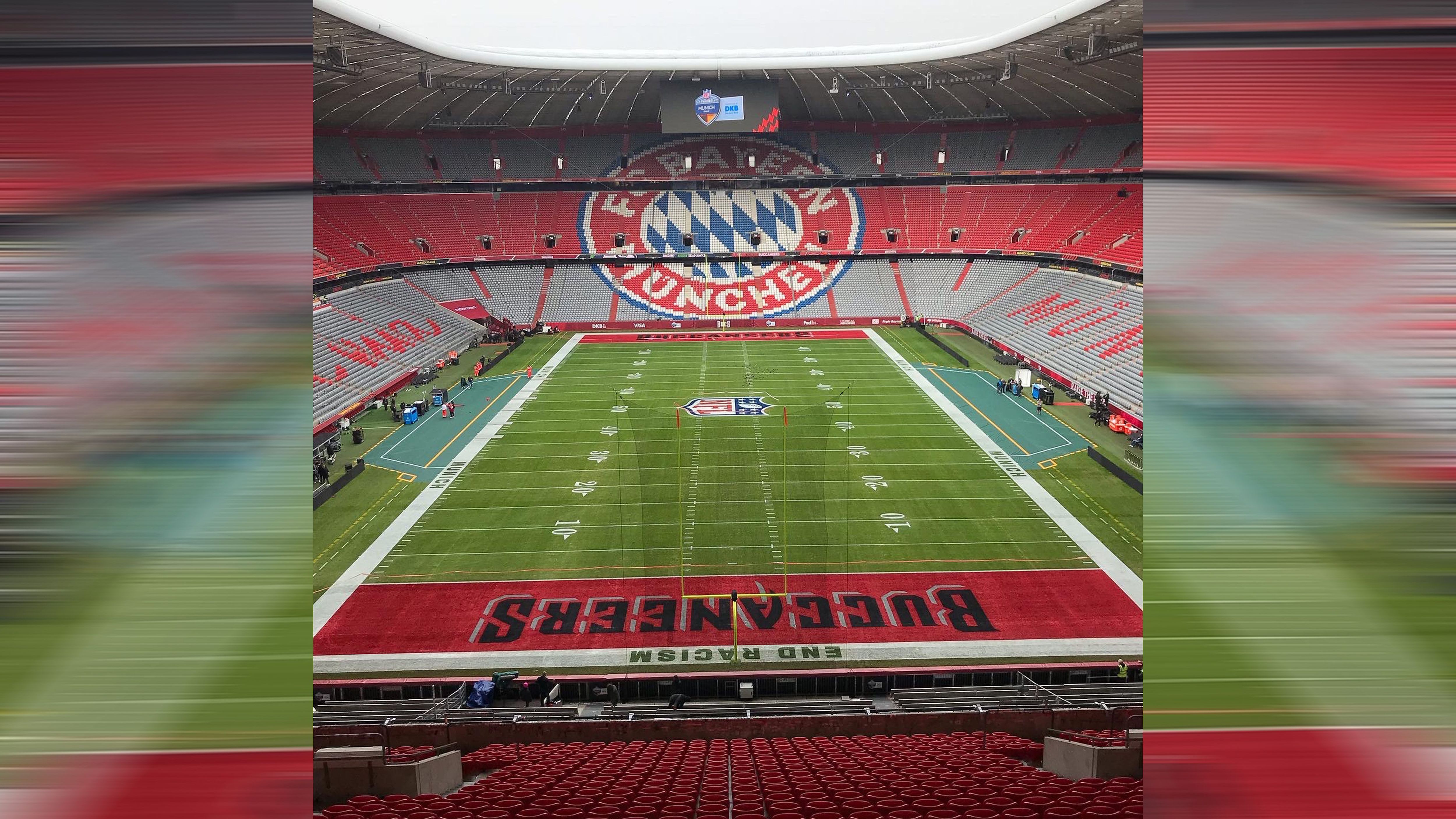 
                <strong>Allianz Arena goes NFL: Umbauarbeiten in den Endzügen</strong><br>
                Einen Tag vor dem denkwürdigen Spiel der Buccaneers gegen die Seahawks ist auch der Innenraum sowie das Spielfeld in der Allianz Arena so gut wie fertig umgebaut. Die Goal Posts sind montiert, die Linien auf dem Spielfeld gezogen und die beiden Endzones mit den Namen der Teams beschriftet. Wir wären dann so langsam bereit!
              