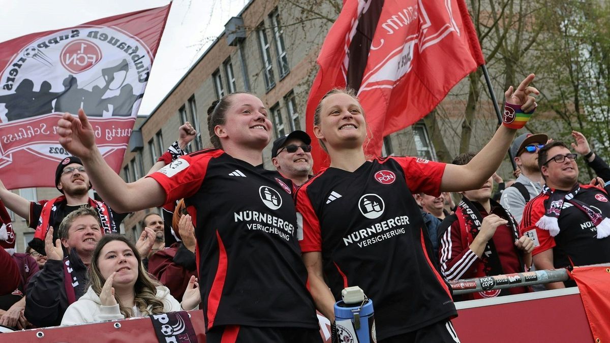 Jubel in Nürnberg: Der Club ist wieder erstklassig