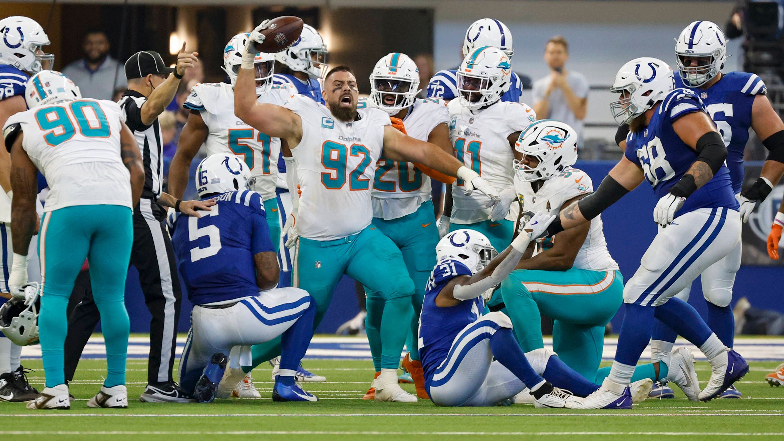 <strong>Miami Dolphins 21:10 Indianapolis Colts</strong><br>Da die Colts mit Daniel Jones offensiv kaum Gefahr entwickeln können, reicht den Dolphins bereits ein durchschnittliches Spiel zum ersten Saisonsieg.