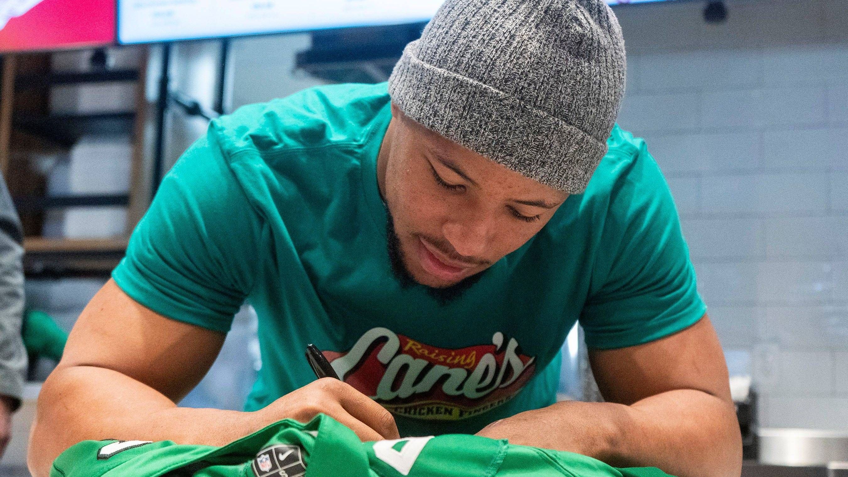 <strong>Running Back<br></strong>1. Platz: Saquon Barkley (Eagles, Foto) - 20,6 Millionen US-Dollar über zwei Jahre<br>2. Platz: Christian McCaffrey (49ers) - 19 Millionen US-Dollar über zwei Jahre<br>3. Platz: Derrick Henry (Ravens) - 15 Millionen US-Dollar über zwei Jahre<br>4. Platz: Jonathan Taylor (Colts) - 14 Millionen US-Dollar über drei Jahre<br>5. Platz: Alvin Kamara (Saints) - 12,25 Millionen US-Dollar über zwei Jahre