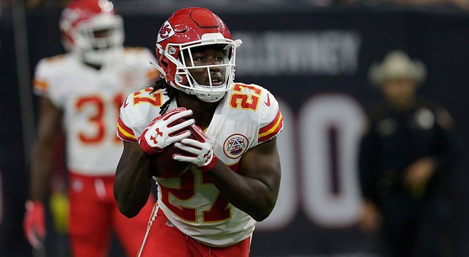 
                <strong>Kareem Hunt (Kansas City Chiefs)</strong><br>
                Running Back, 22 Jahre, Rookie - Der Ballträger legte einen furiosen Start hin und stellte gleich mal einen Rekord für NFL-Neulinge auf, indem er in jedem seiner ersten fünf Spiele für mehr als 100 Yards Raumgewinn sorgte. In den ersten drei Wochen gelangen ihm sechs Touchdowns. Die Krise der Chiefs mit nur einem Sieg aus den jüngsten drei Partien geht einher mit seinem persönlichen Tief - auch das unterstreicht seine wichtige Rolle im Team.
              