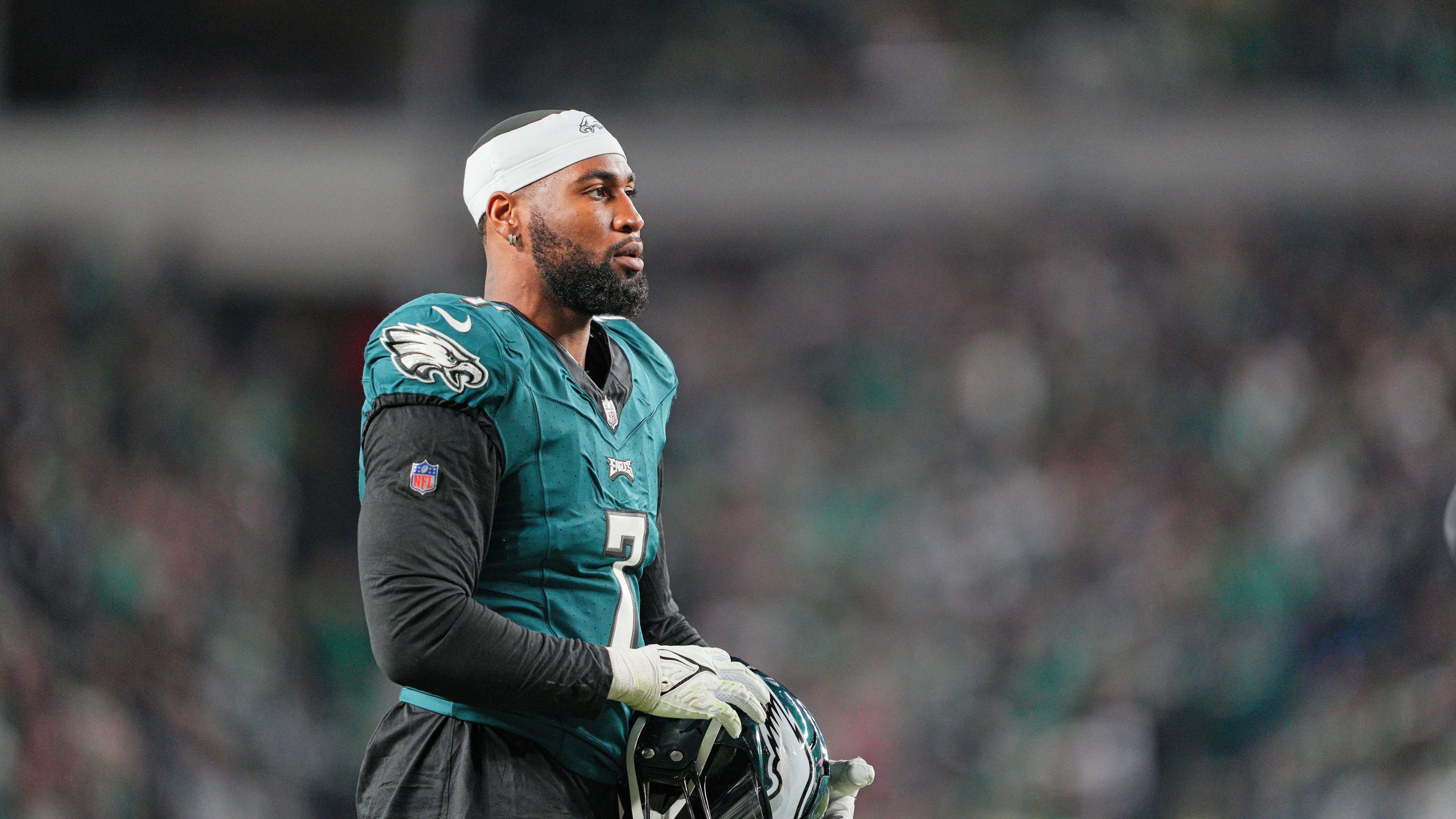 <strong>Haason Reddick (New York Jets)</strong><br>Die Jets sind bei Haason Reddick offenbar eingeknickt. Wie "The Athletic" berichtet, hat die New Yorker Franchise ihrem streikenden Linebacker ein kleines Zeitfenster gegeben, um Tradeangebote von anderen Teams einzuholen. Reddicks neues Management - sein altes hatte sich kürzlich vom Problem-Profi getrennt - bietet seine Dienste nun offenbar seit Montag bei anderen Franchises an.