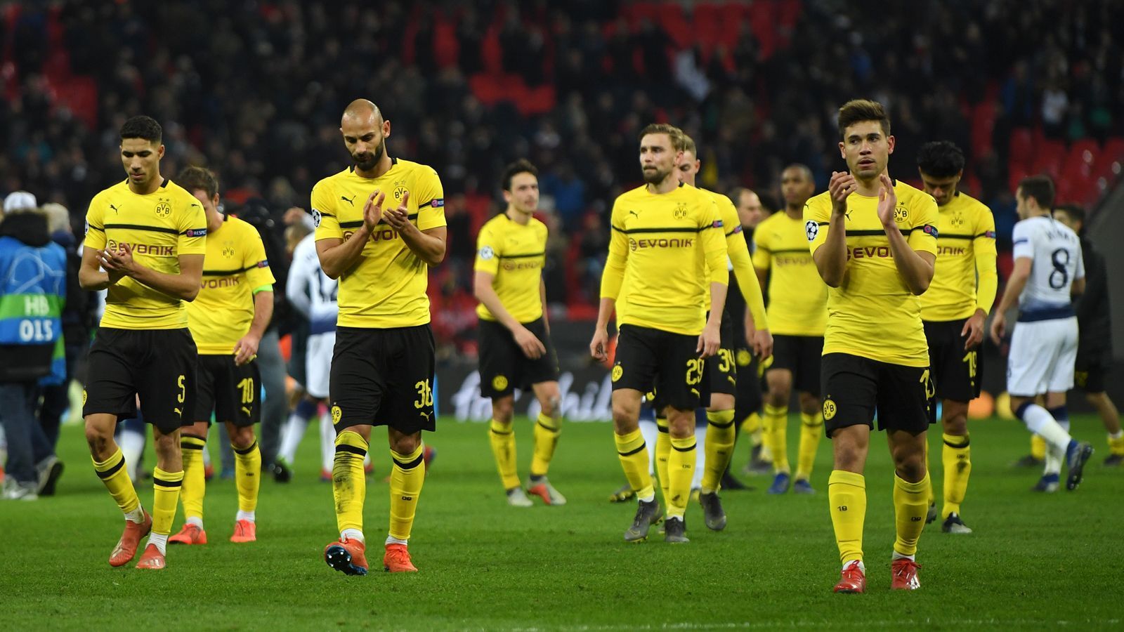 
                <strong>Platz 16: Borussia Dortmund</strong><br>
                Die erste Krise unter Lucien Favre kam für den BVB zum denkbar schlechtesten Zeitpunkt: pünktlich zur K.o.-Phase der Champions League. Auf der Suche nach der spielerischen Leichtigkeit stellte sich Tottenham nicht als dankbarer Aufbaugegner heraus. Im Hinspiel gab es ein 0:3 in London. Ein Weiterkommen würde wohl selbst den großen Skeptiker Favre zum Gläubiger machen. Doch dafür braucht es eine Rückkehr von defensiver Stabilität, offensivem Schwung – und Marco Reus. Ein bisschen viel in so kurzer Zeit.
              