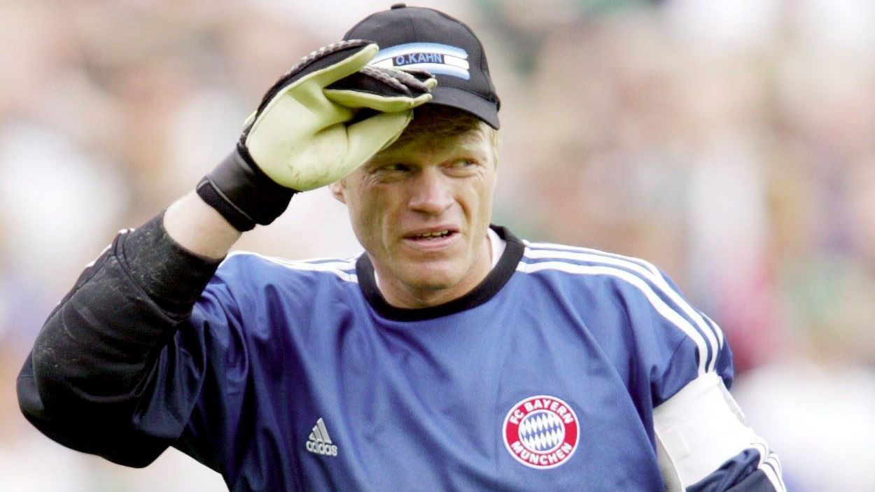<strong>Saison 2002/03: Borussia Mönchengladbach – FC Bayern 0:0</strong><br>Bei den Bayern mussten sich die Star-Neuzugänge um Michael Ballack und Ze Roberto noch finden. Bis zum Ende der Saison sollte dies jedoch gelingen: Schließlich wurde der FCB mit 16 Punkten Abstand zum Zweitplatzierten VfB Stuttgart Meister. Gladbach erlebte ein Deja-vu und wurde erneut Zwölfter.