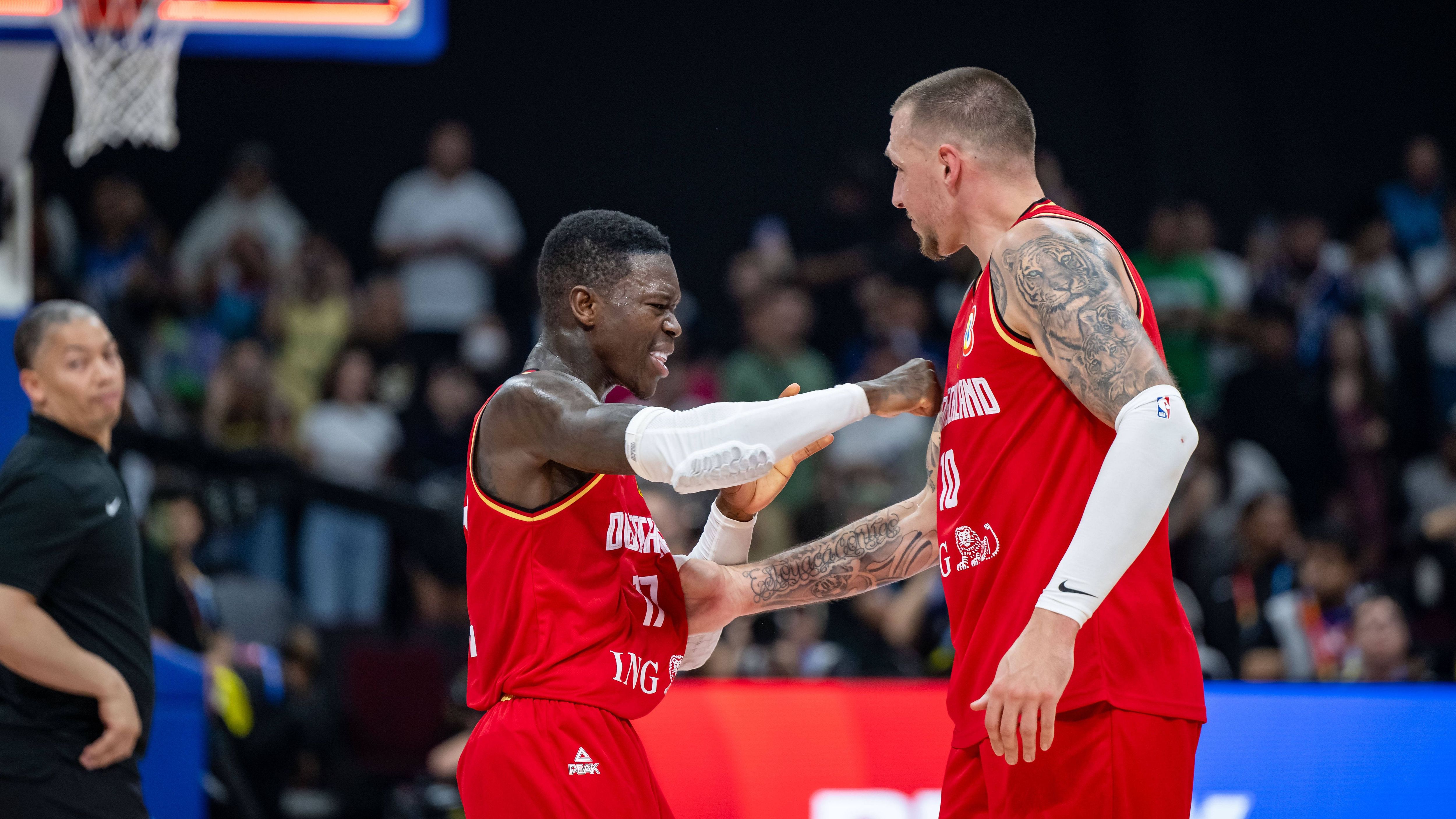 <strong>Daniel Theis</strong><br>Nach einer schwierigen NBA-Saison mit Verletzungen und wenig Spielpraxis präsentiert sich Theis in Asien in der Form seines Lebens. Besonders das Zusammenspiel mit seinem besten Kumpel Schröder funktioniert blendend. Auch wenn es gegen Slowenien einmal heftig krachte. Immer wieder stopft der Center die Bälle Schröders Zuspiele in den Korb.