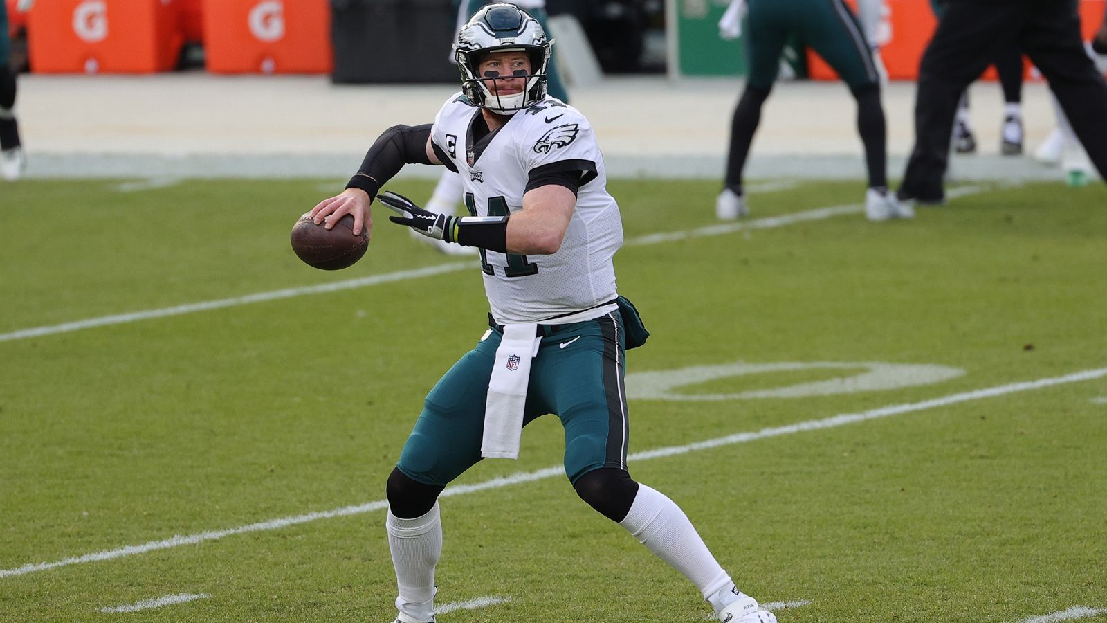 
                <strong>Verlierer: Carson Wentz</strong><br>
                Es ist eine Saison zum Vergessen für den Quarterback der Philadelphia Eagles. Der Einbruch von Wentz ist historisch und jetzt am Tiefpunkt angekommen. Gegen die Green Bay Packers wurde er im dritten Viertel auf die Bank gesetzt und Rookie Jalen Hurts durfte ran. Doch damit nicht genug: Head Coach Doug Pederson gab bekannt, dass Hurts am Sonntag der Starter sein wird. Ein weiterer Nackenschlag für Wentz.
              