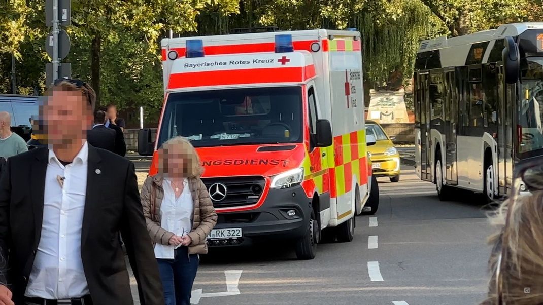 Ein Krankenwagen steht am Rande der AfD-Wahlkampfveranstaltung in Ingolstadt. 