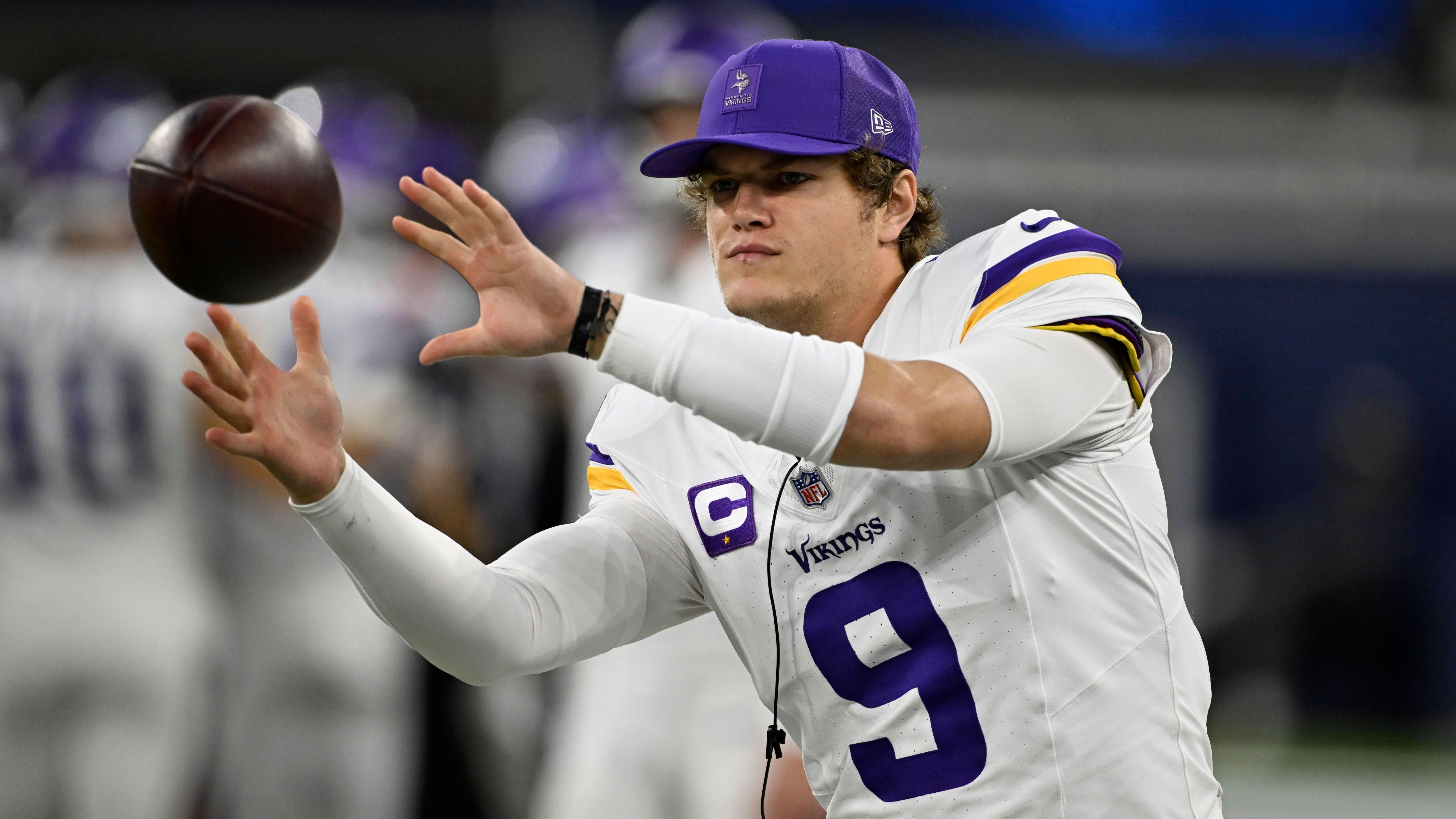 <strong>Platz 26: J.J. McCarthy (Minnesota Vikings)</strong><br>Dass J.J. McCarthy ein guter NFL-Quarterback ist, diesen Beweis ist er der Welt noch schuldig. Ja, er hat lange gefehlt. Aber die Spiele, die er gespielt hat, waren mehr als bescheiden. Abgesehen von einem Comeback-Sieg gegen die Chicago Bears hat er bislang wenig bis nichts gezeigt. Platz 26 ist mehr Benefit of the doubt als alles andere.