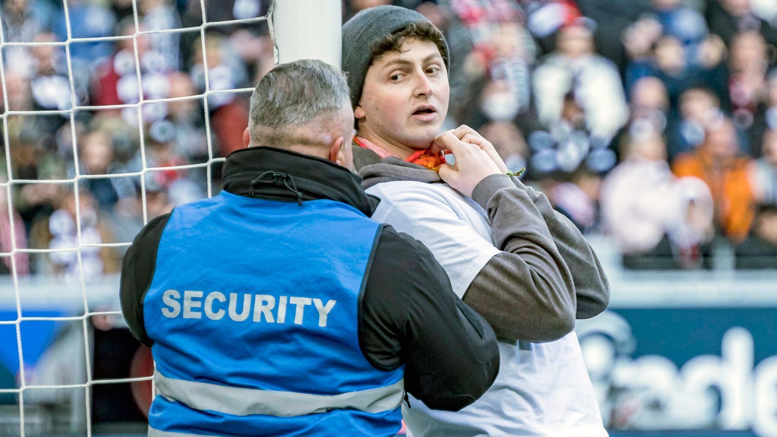 
                <strong>Protest von Umwelt-Aktivisten in Frankfurt</strong><br>
                Eine ähnliche Form des Protests hatte es zuletzt bereits in England bei der Partie zwischen dem FC Everton und Newcastle United gegeben.
              