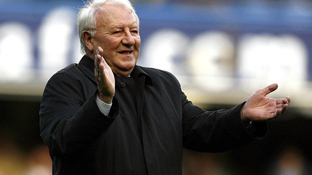 
                <strong>Docherty</strong><br>
                Nach dem Abstieg von Manchester United 1974 erklärte Trainer Tommy Docherty den Busfahrer zum Hauptverantwortlichen, weil er im Laufe der Saison häufig zu spät gekommen sei. Docherty ist aber offenbar sowieso Meister in Ausreden. Bei der WM 1954 sagte er nach einer Klatsche seiner Schotten gegen Uruguay: "Der schottische Fußballverband ist davon ausgegangen, dass es in der Schweiz kalt ist, weil es dort Berge gibt. Man hätte meinen können, dass wir an einer Antarktis-Expedition teilnehmen. Die Uruguayer trugen leichte, kurzärmelige Shirts mit V-Ausschnitt. Kein Wunder, dass wir 0:7 verloren haben."
              
