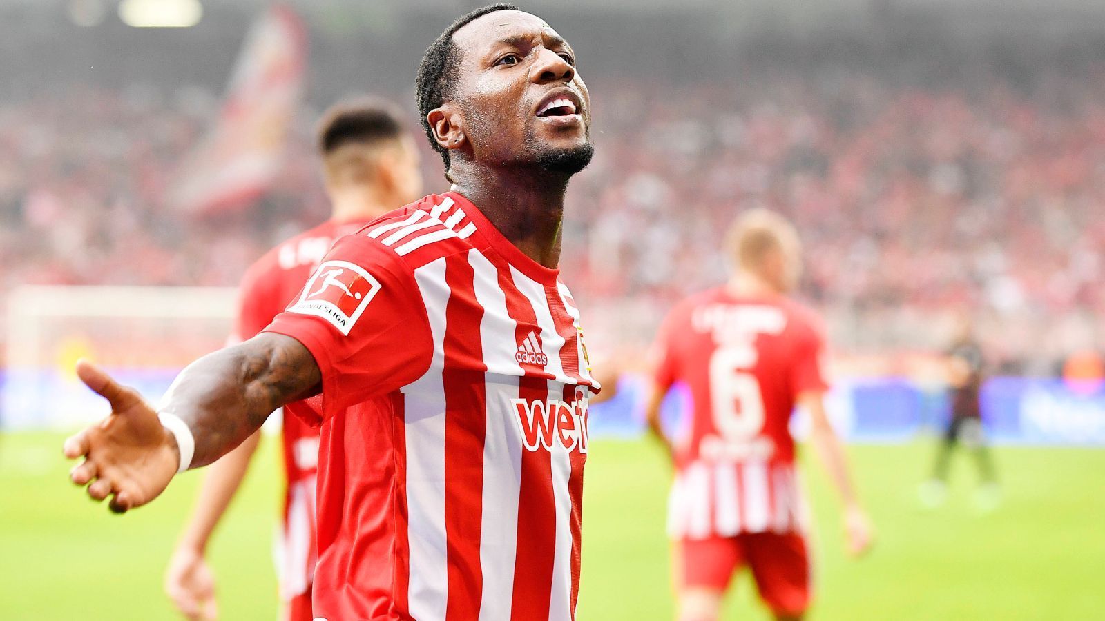 
                <strong>Angriff: Sheraldo Becker (1. FC Union Berlin)</strong><br>
                Gegen seinen Lieblingsgegner RB Leipzig hat Sheraldo Becker wieder zugeschlagen. Nachdem der niederländische Flügelflitzer eigentlich schon den Verein verlassen wollte, ist er mittlerweile eine feste Größe bei Union Berlin. In seinen vergangenen beiden Spielen gegen Leipzig traf Becker jeweils, zudem legte er den anderen Treffer durch Jordan Siebatcheu, der ebenfalls in dieser Elf hätte auftauchen können, vor. Den tollen Saisonstart mit sieben Zählern aus drei Spielen hat Union auch ihm zu verdanken.
              