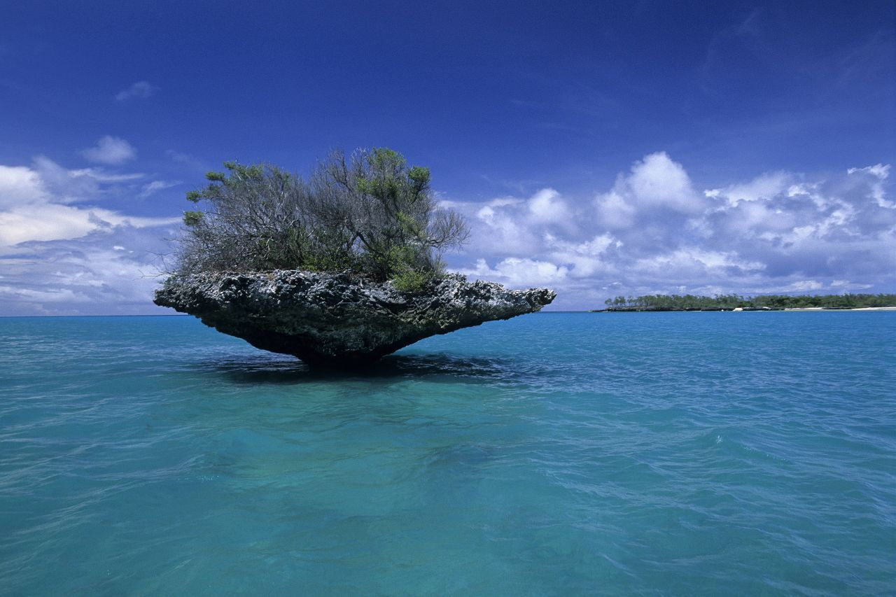 Aldabra-Atoll, Seychellen: Dieses UNESCO-Weltnaturerbe hat einige der stärksten Gezeiten der Welt. Die Gezeitenkräfte formen das Atoll ständig um und schaffen ein einzigartiges und dynamisches Ökosystem.