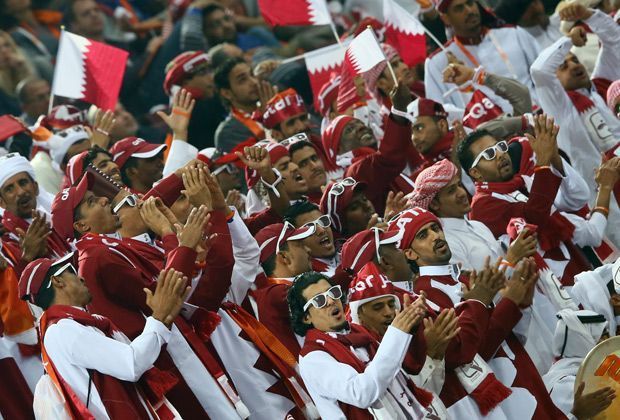 
                <strong>WM 2022 in Katar: Alles wie beim Handball?</strong><br>
                Doch damit nicht genug. Zum Auftaktsieg gegen Brasilien werden 60 spanische Schlachtenbummler eingeflogen, um für Stimmung zu sorgen. Flüge, Hotel, Eintrittskarten - alles bezahlt von Katar.
              