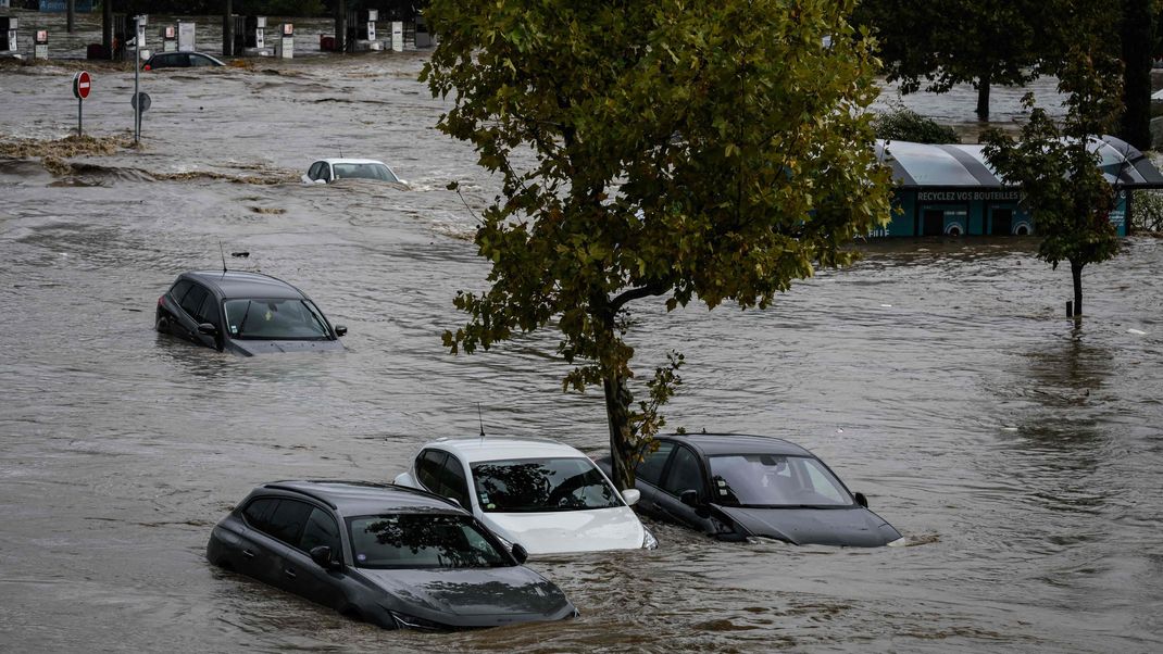 In Paris fiel laut Meteorologen innerhalb einer Stunde so viel Regen wie sonst in zwei Wochen.