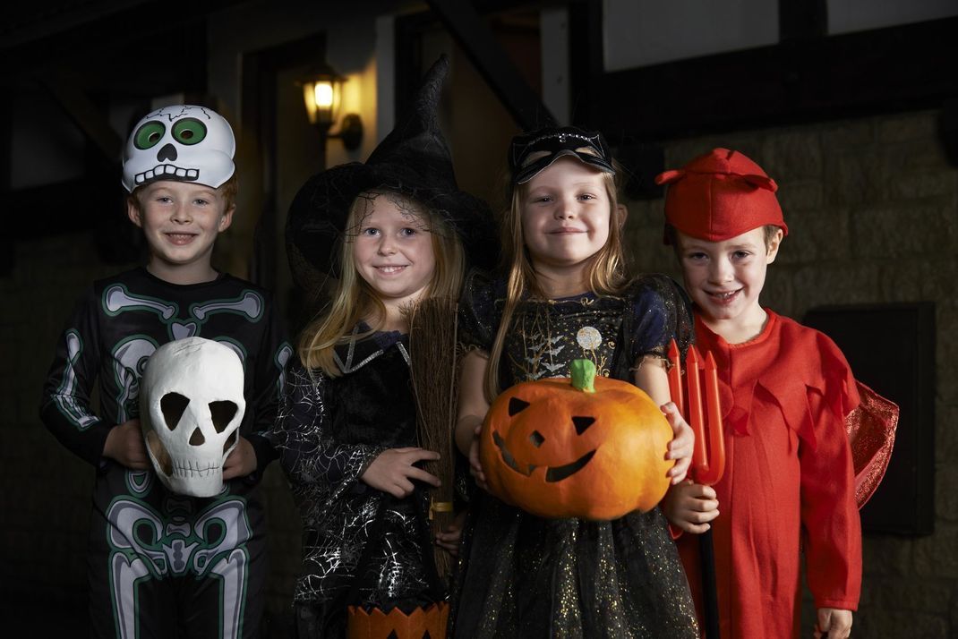 In schaurigen Outfits wandern Kinder zu Halloween von Haustür zu Haustür – und sammeln fleißig Leckereien.