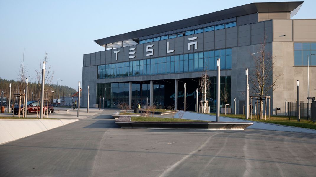 Der Elektroautobauer Tesla steht nach dem Anschlag auf die Stromversorgung seiner Autofabrik in Grünheide vor großen Herausforderungen.